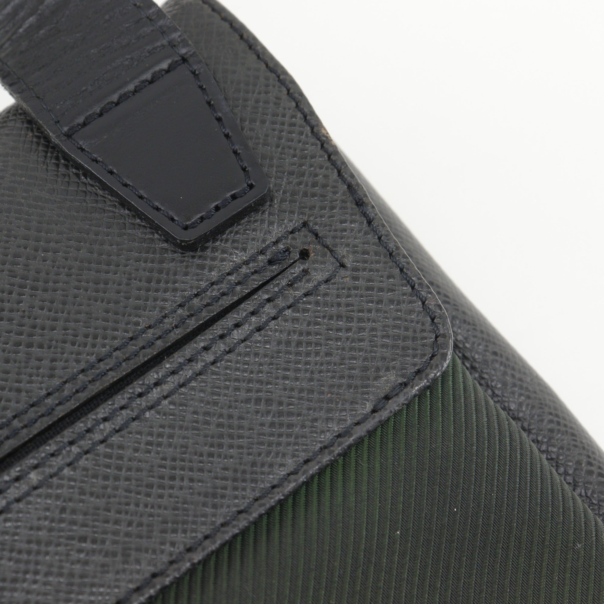 Louis Vuitton Ardoise Black Episea Taiga Leather Shoulder Bag (Pre-Owned)