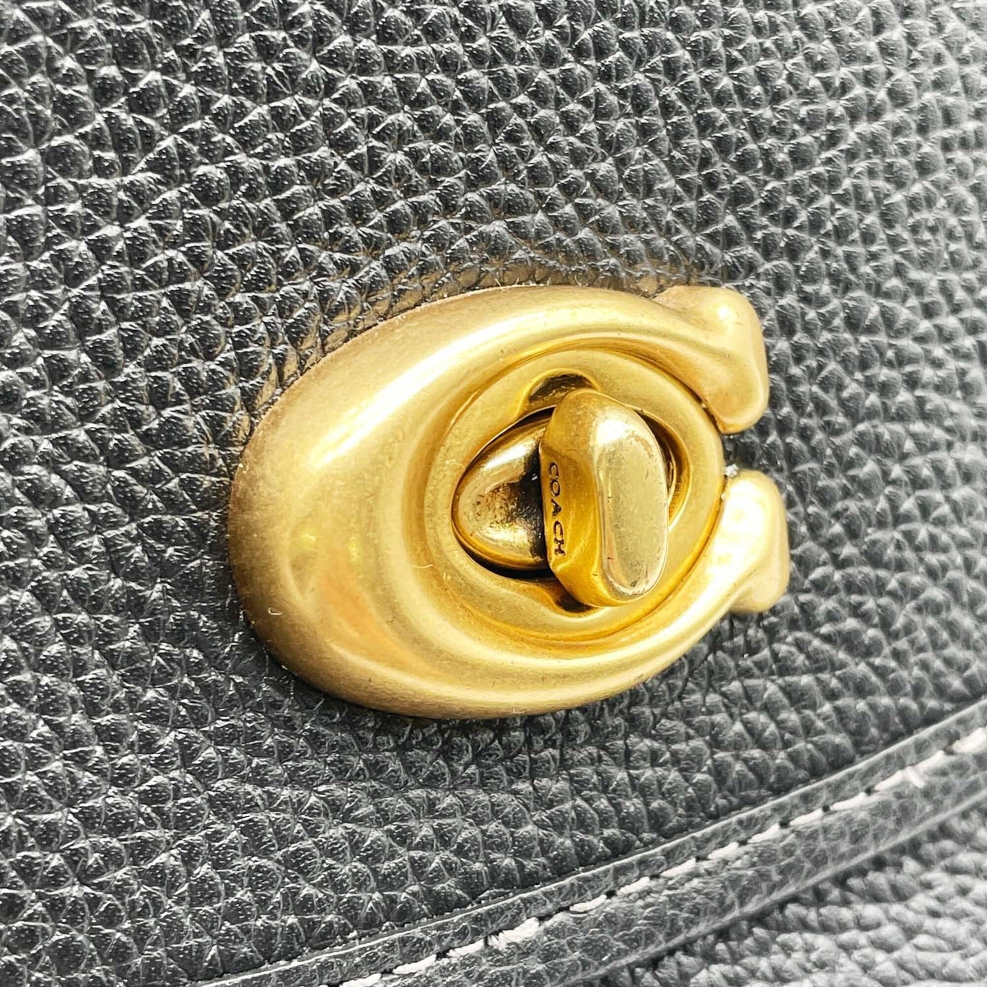 Coach Black Leather Shoulder Bag (Pre-Owned)