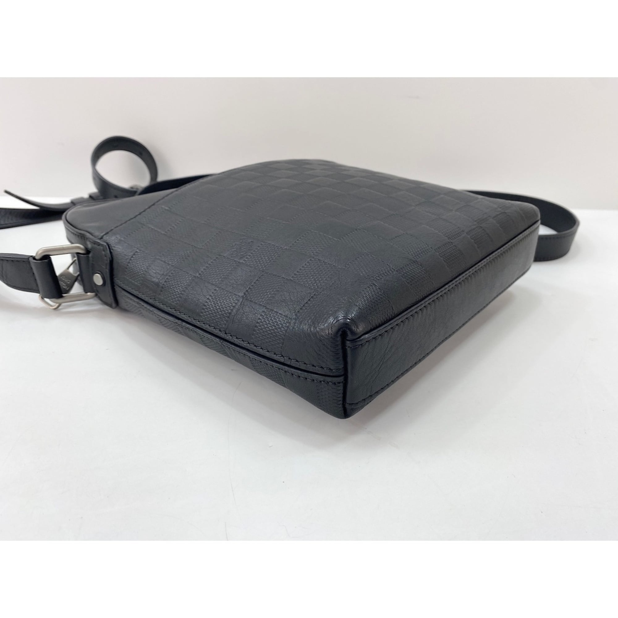 Louis Vuitton Black Pochette Shoulder Bag (Pre-Owned)