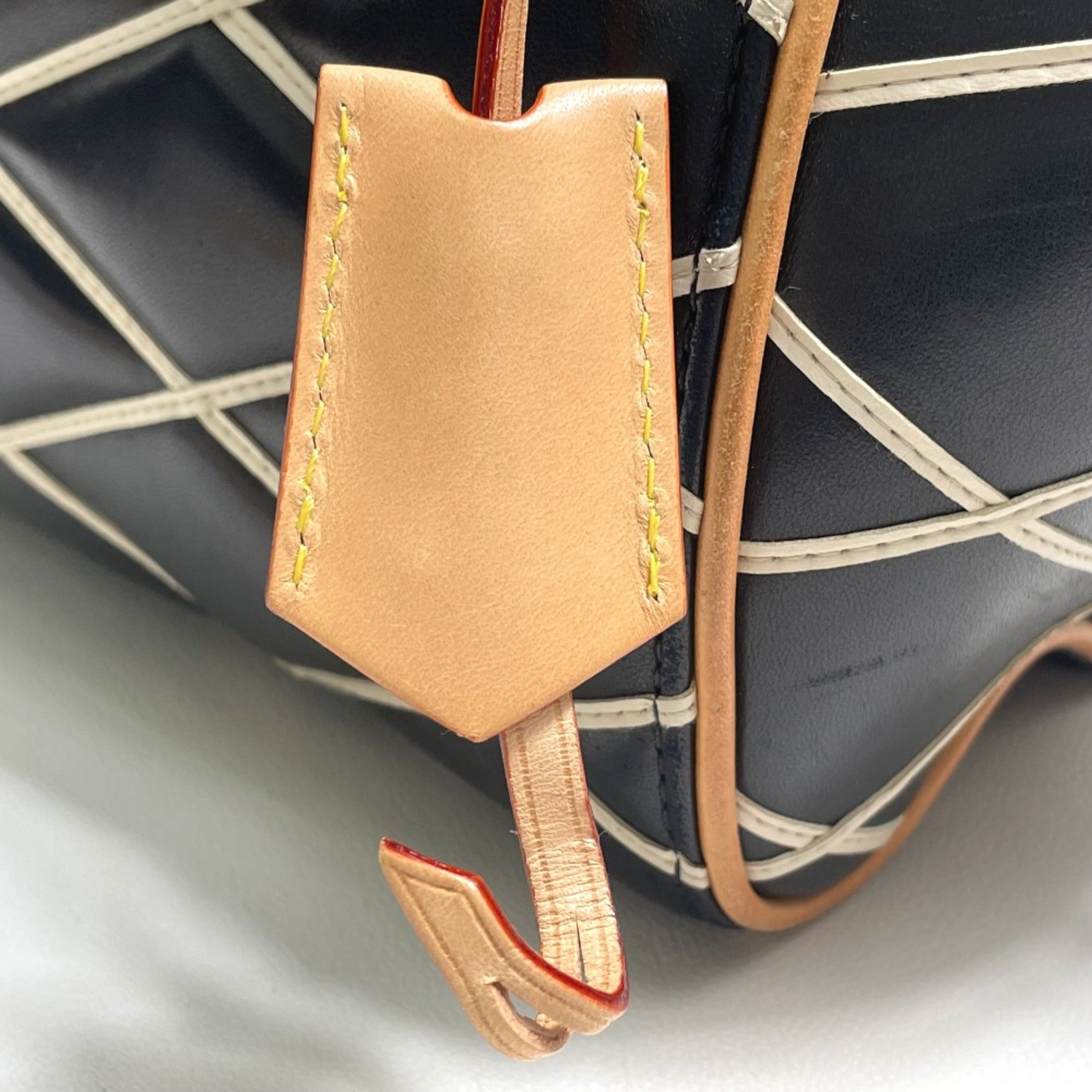 Louis Vuitton Black Leather Handbag (Pre-Owned)