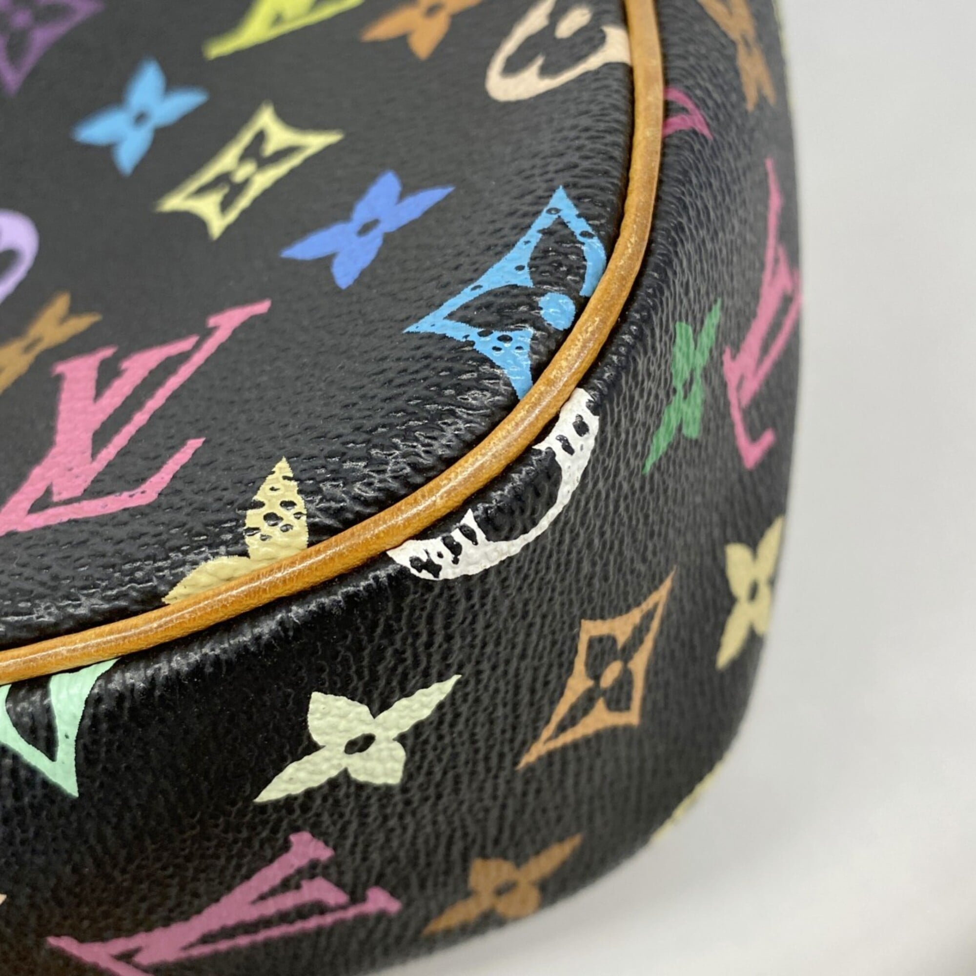 Louis Vuitton Noir Shoulder Bag (Pre-Owned)