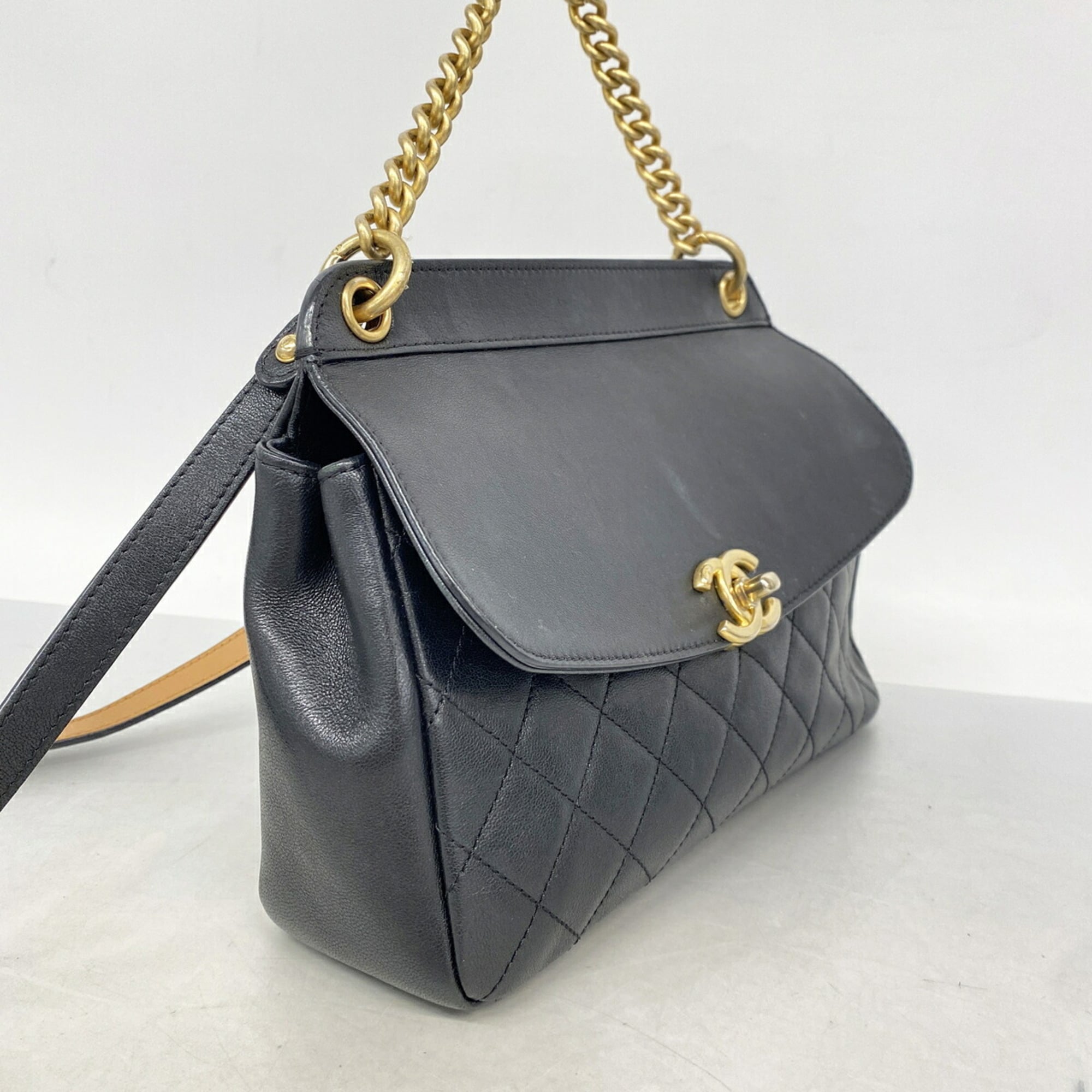 Chanel Black Leather Handbag (Pre-Owned)