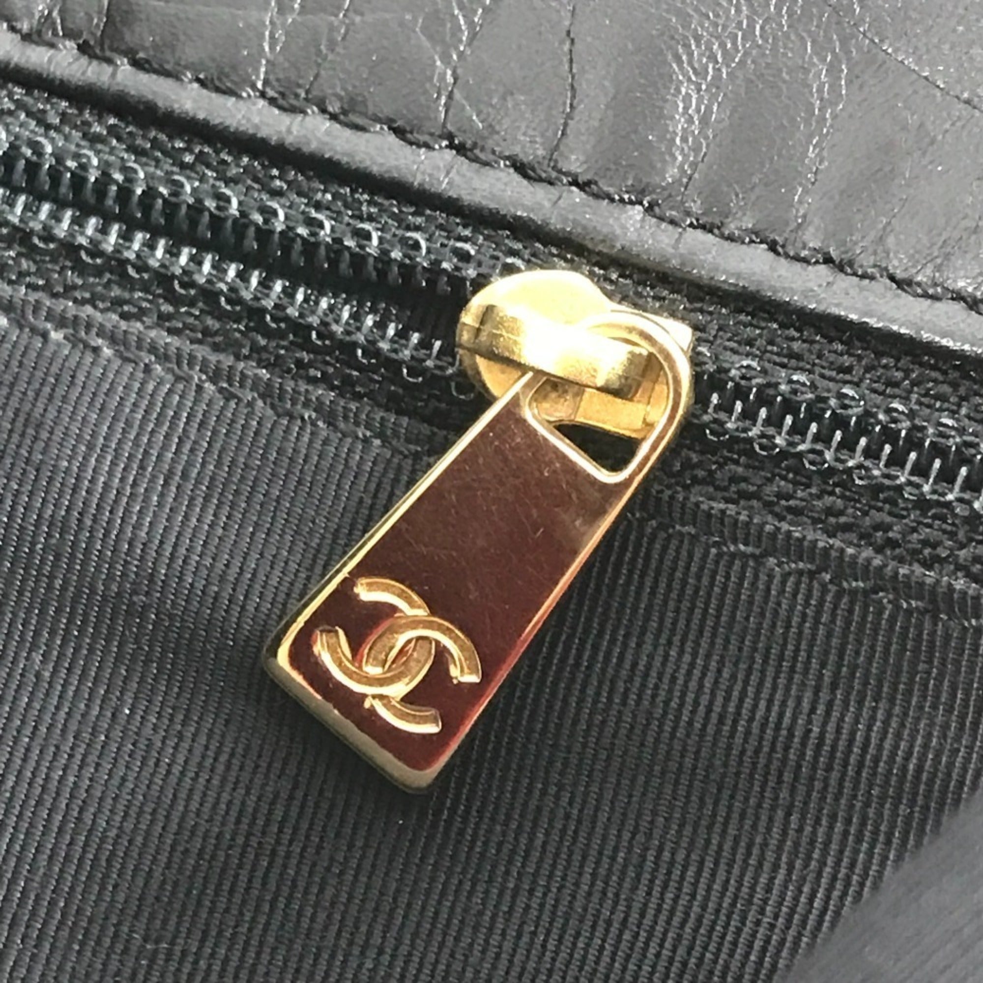 Chanel Black Leather Pochette Shoulder Bag (Pre-Owned)