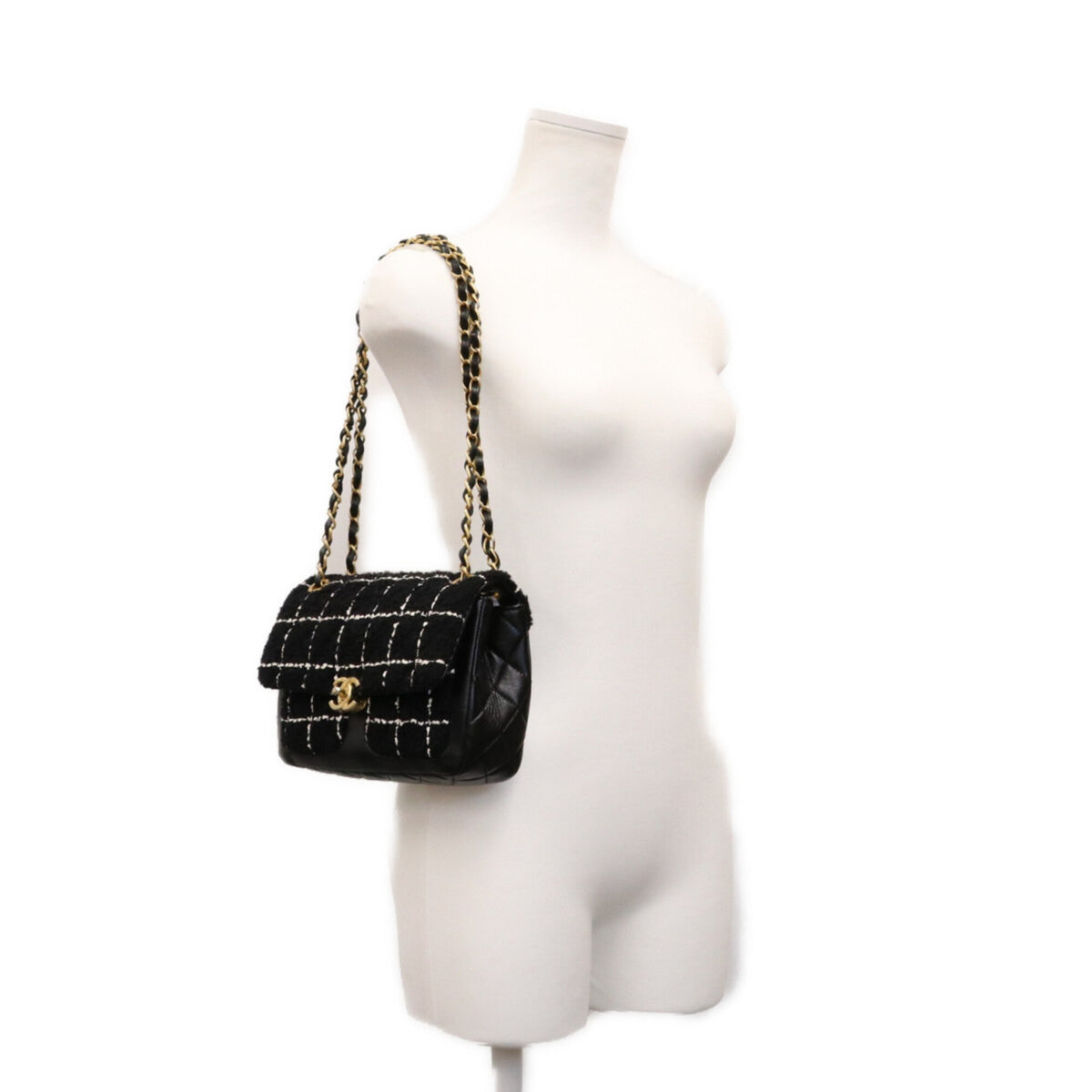 Chanel Black Tweed Shoulder Bag (Pre-Owned)