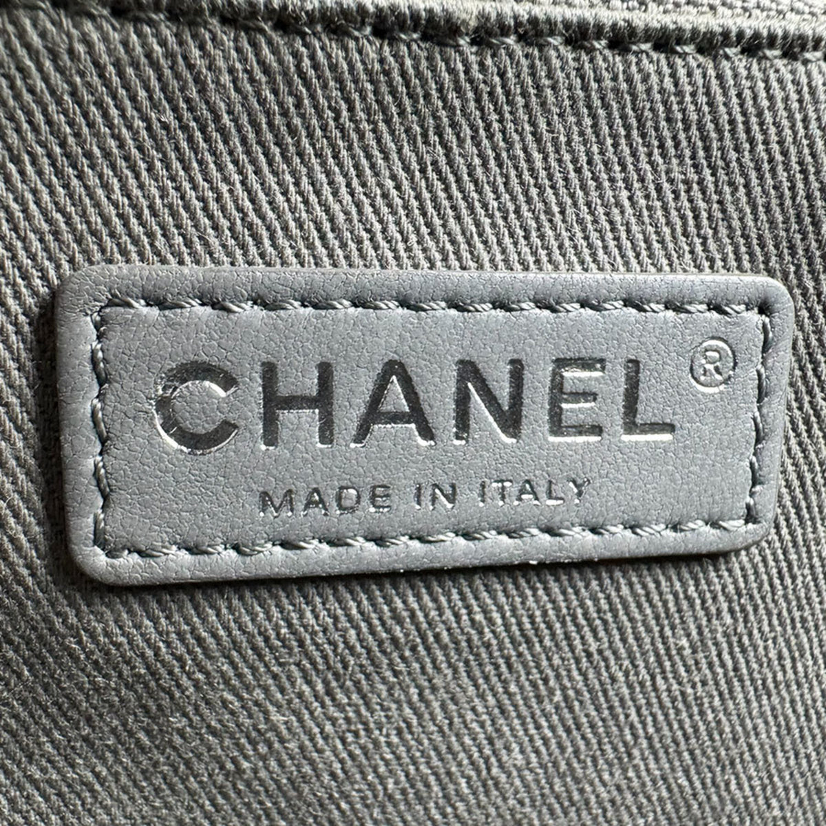 Chanel Black Leather Shoulder Bag (Pre-Owned)