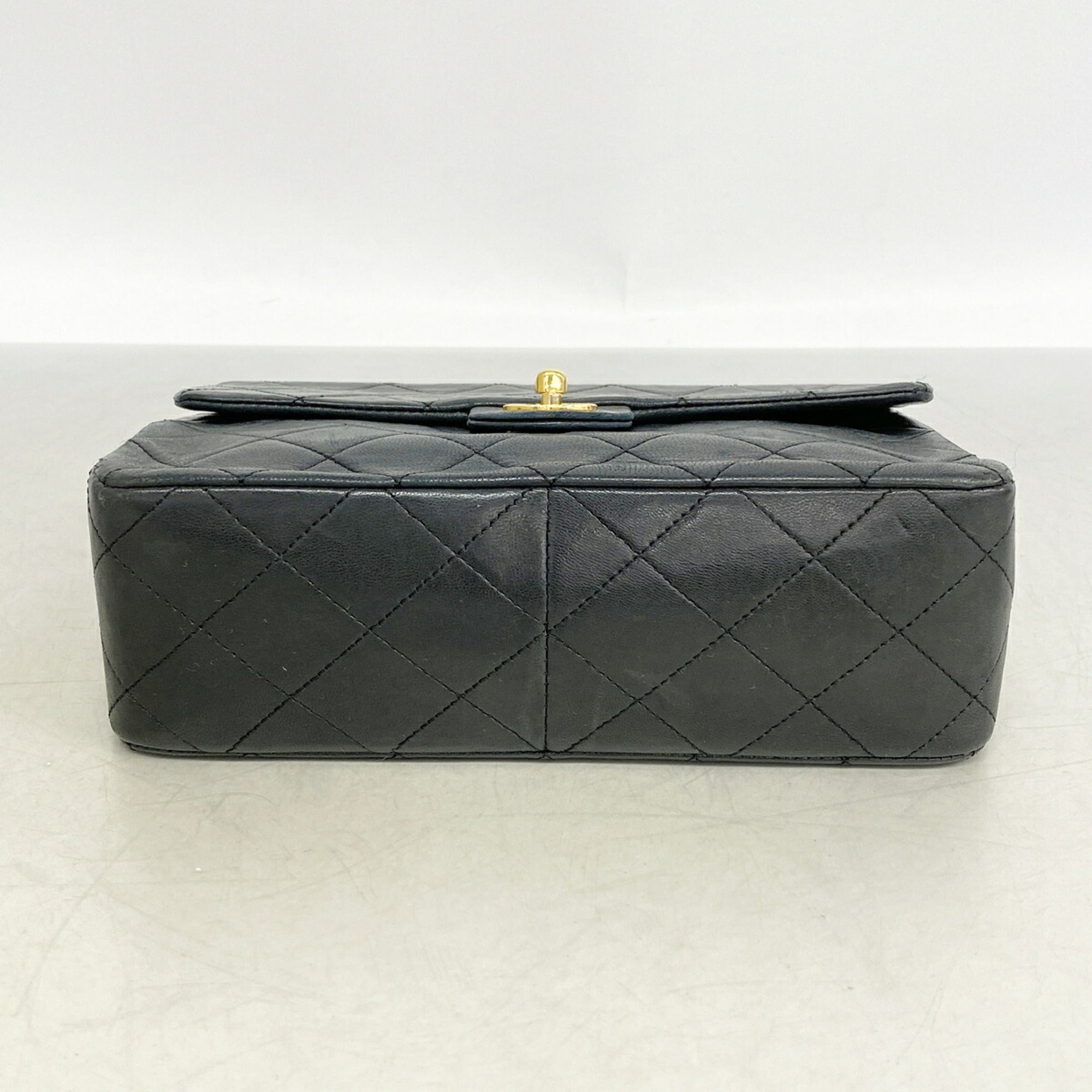 Chanel Black Leather Shoulder Bag (Pre-Owned)