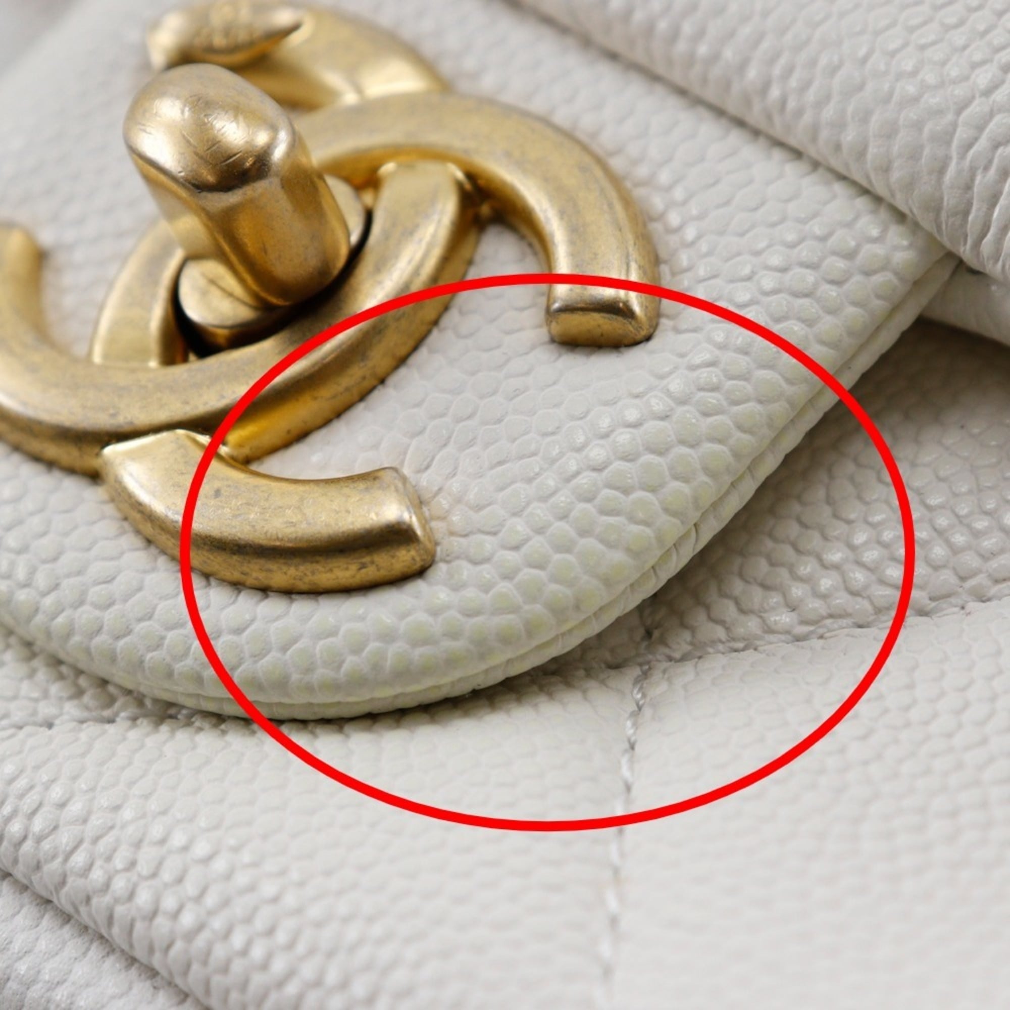 Chanel White Grained Calfskin Shoulder Bag (Pre-Owned)