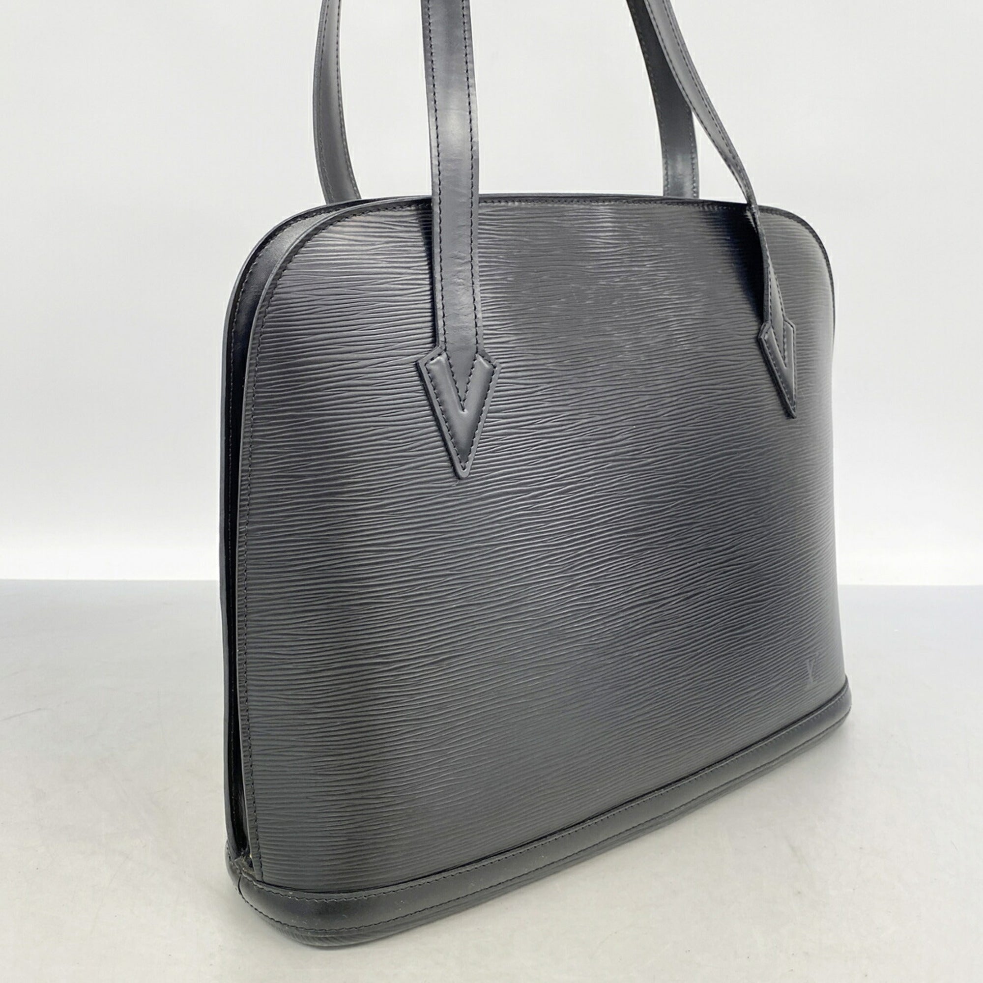 Louis Vuitton Noir Shoulder Bag (Pre-Owned)
