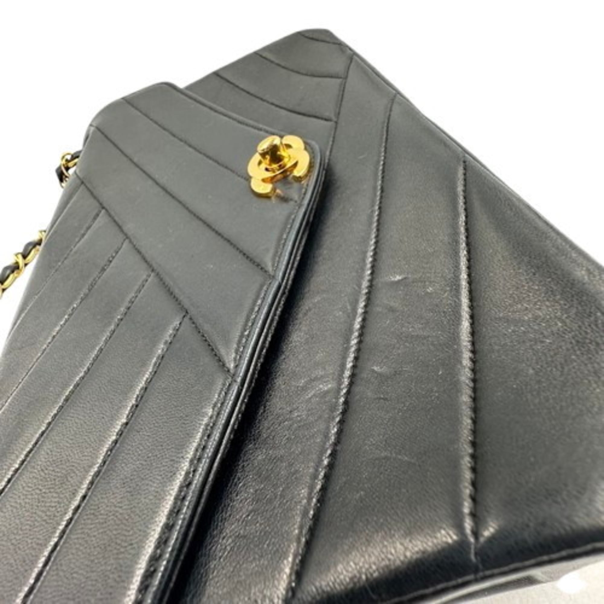 Chanel Black Leather Shoulder Bag (Pre-Owned)