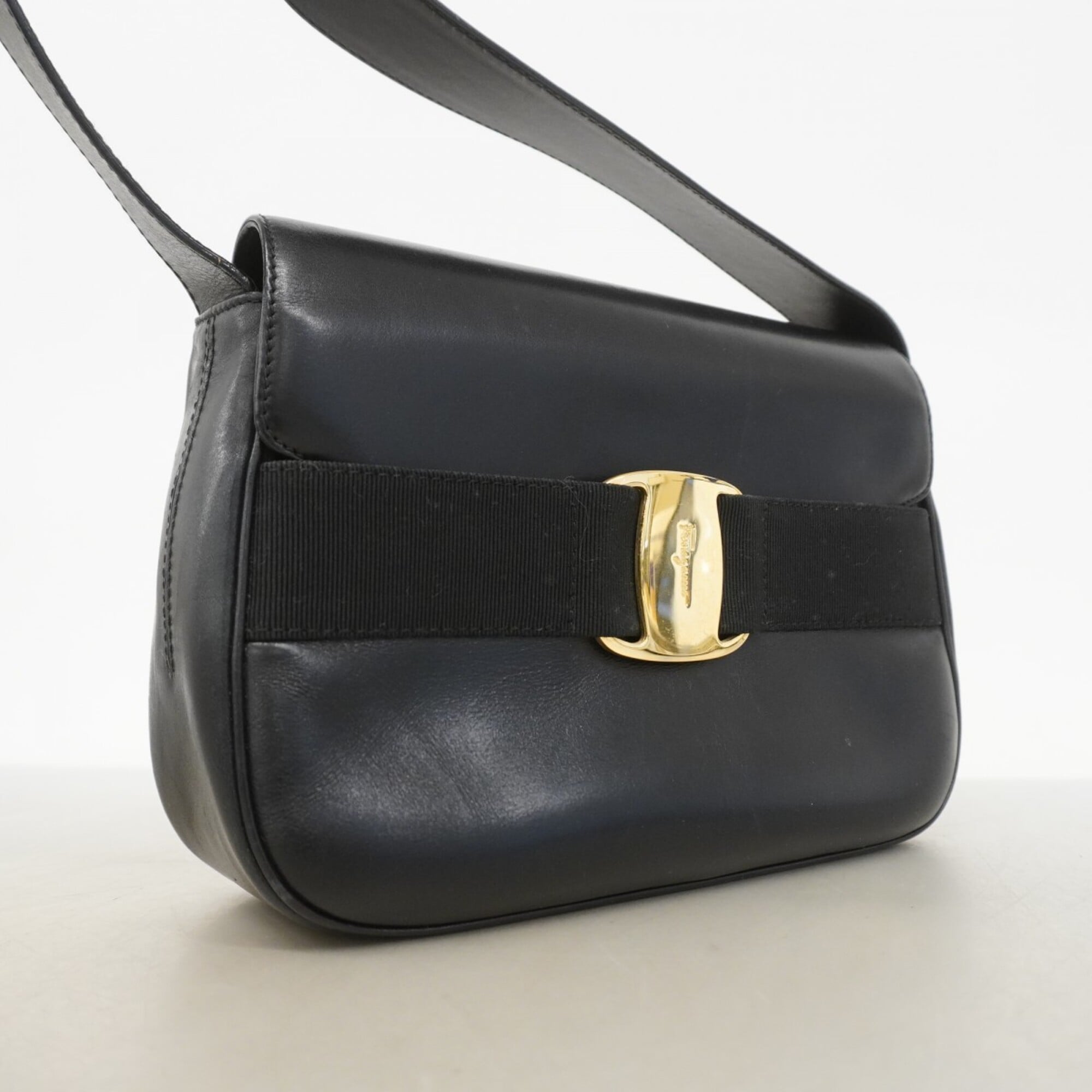 Salvatore Ferragamo Black Leather Shoulder Bag (Pre-Owned)