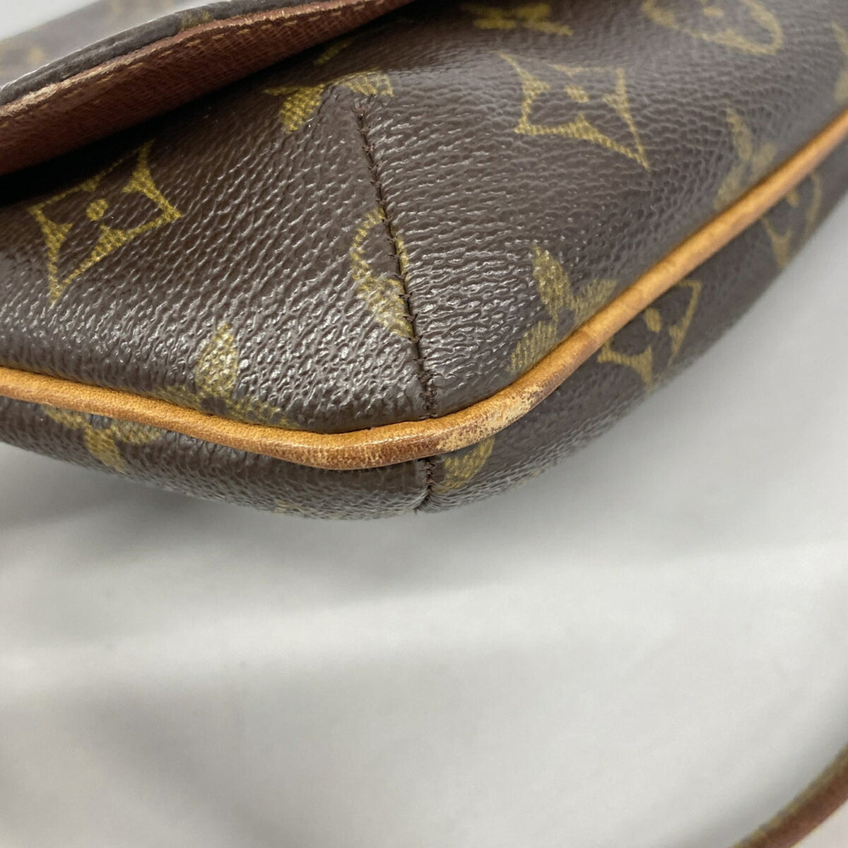 Louis Vuitton Brown Shoulder Bag (Pre-Owned)