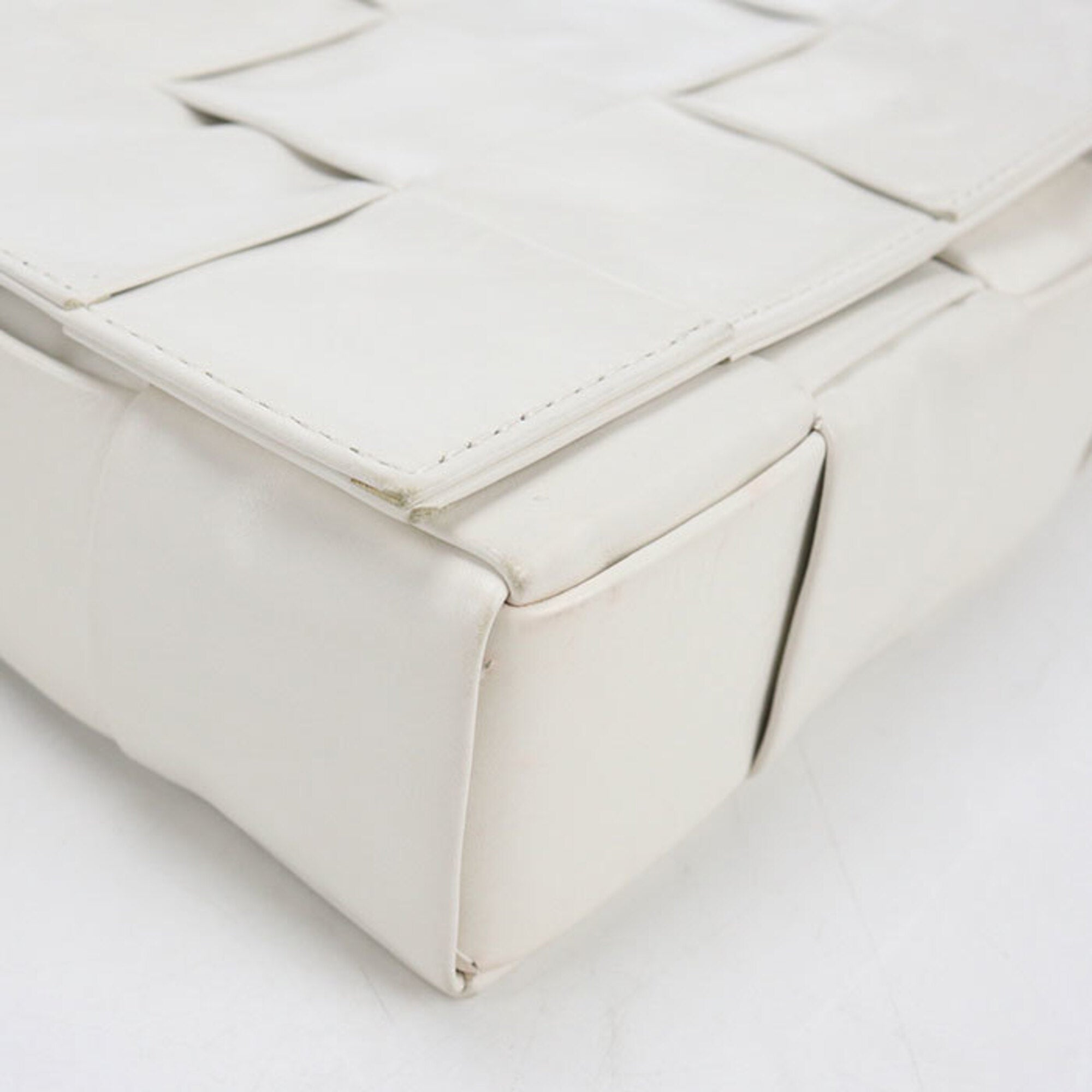 Bottega Veneta White Leather Shoulder Bag (Pre-Owned)