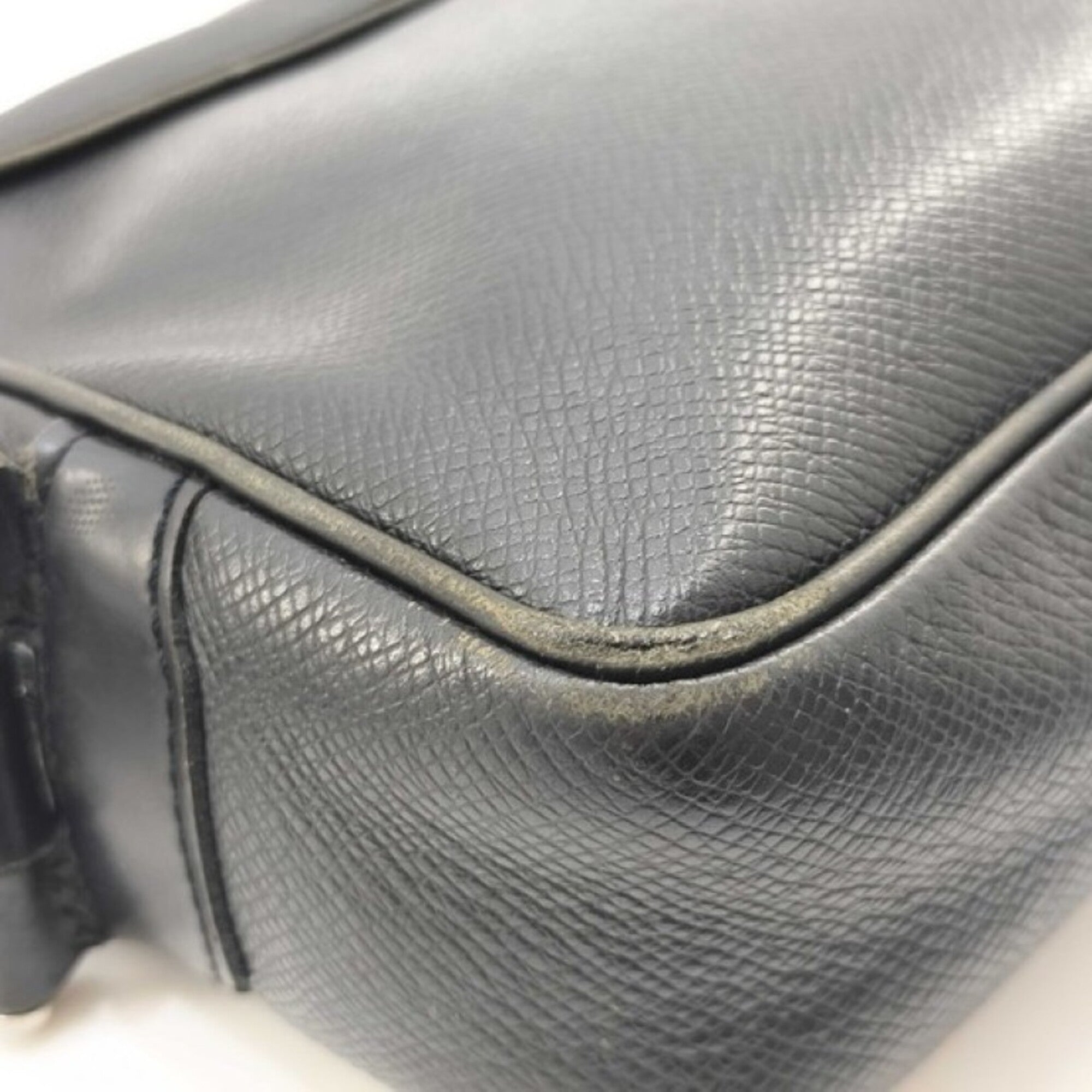 Louis Vuitton Taiga Ardoise Black Taiga Leather Handbag (Pre-Owned)