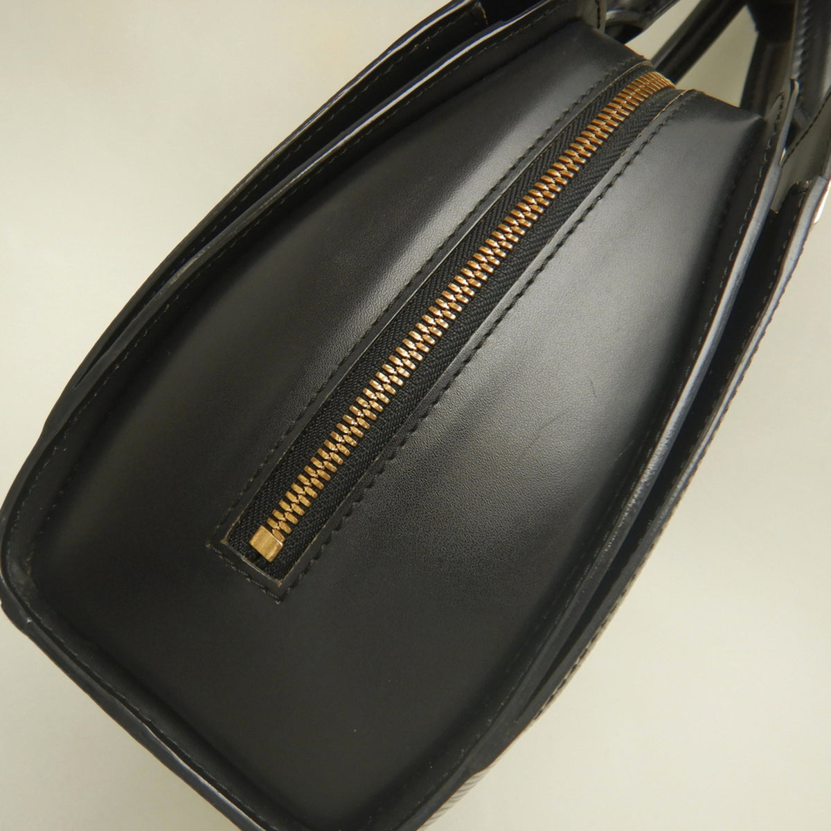 Louis Vuitton Noir Epi Leather Handbag (Pre-Owned)