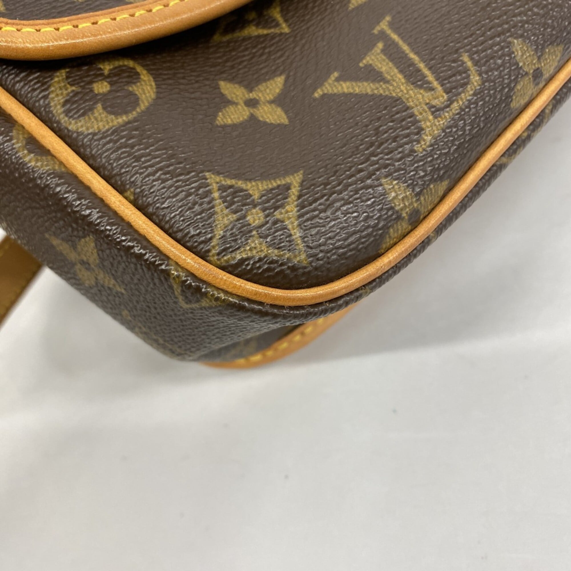 Louis Vuitton Brown Shoulder Bag (Pre-Owned)