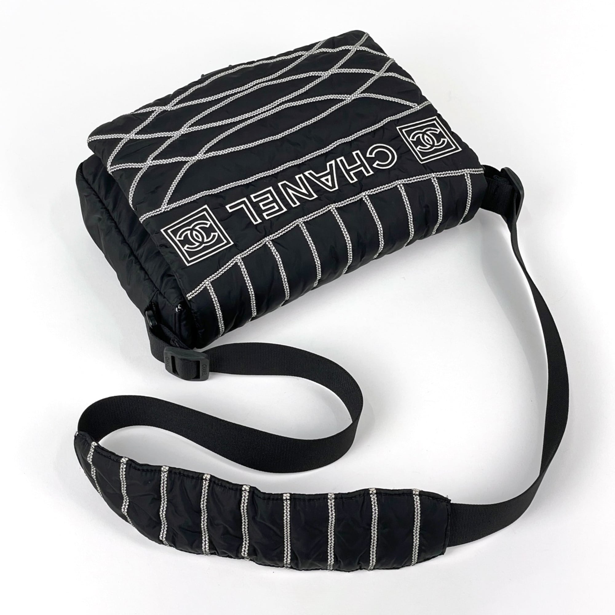 Chanel Black Nylon Messenger Bag Shoulder Bag (Pre-Owned)
