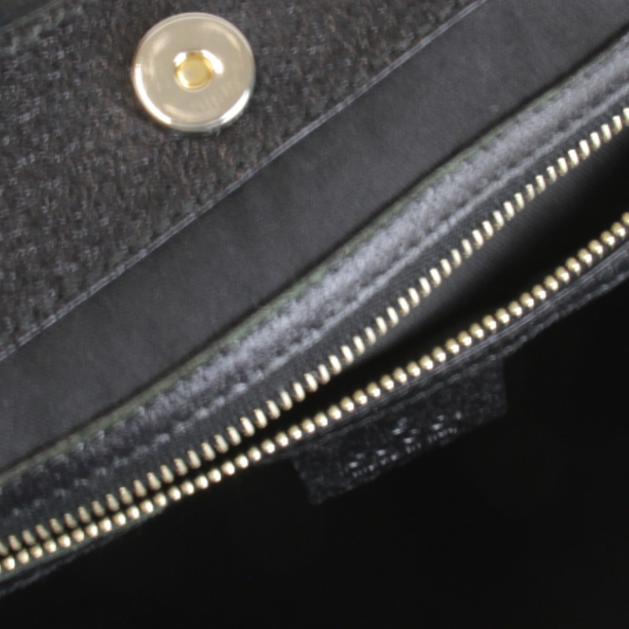 Gucci Black White Gg Canvas Handbag (Pre-Owned)