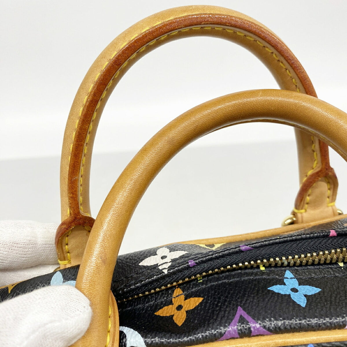 Louis Vuitton Noir Handbag (Pre-Owned)