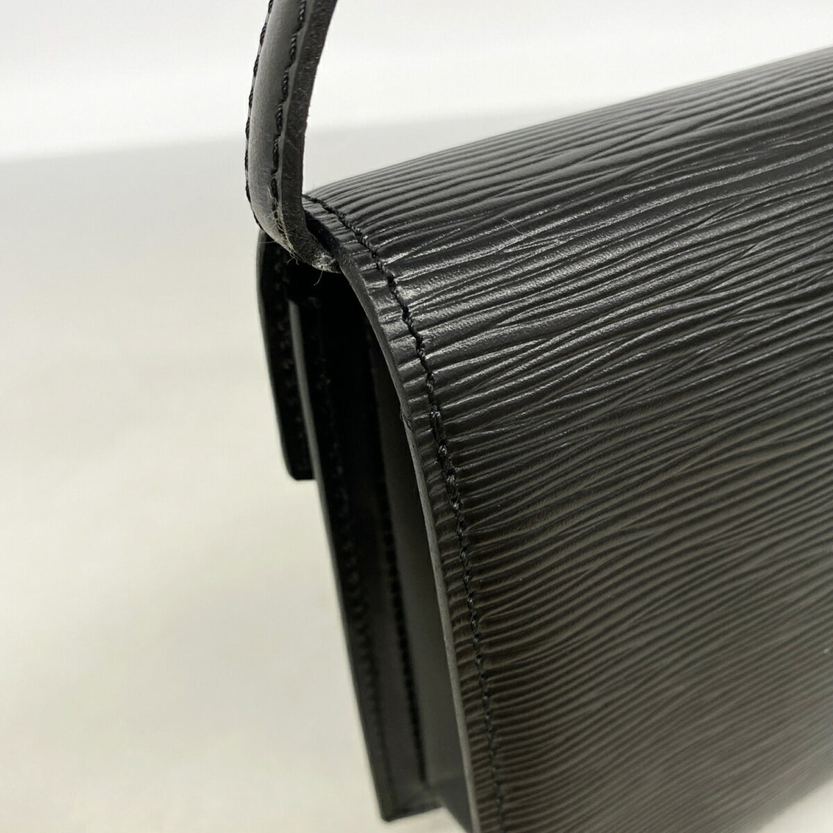 Louis Vuitton Noir Shoulder Bag (Pre-Owned)
