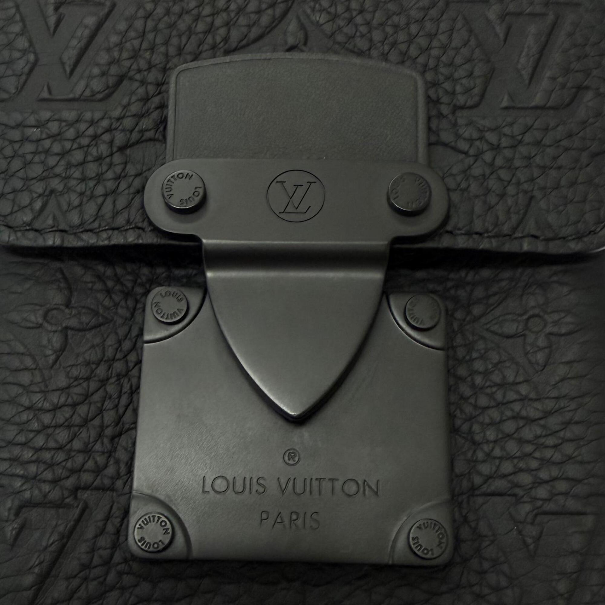 Louis Vuitton Black Leather Shoulder Bag (Pre-Owned)