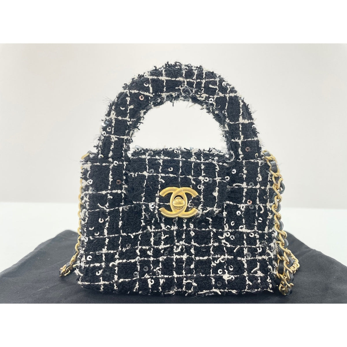 Chanel Black Shoulder Bag (Pre-Owned)