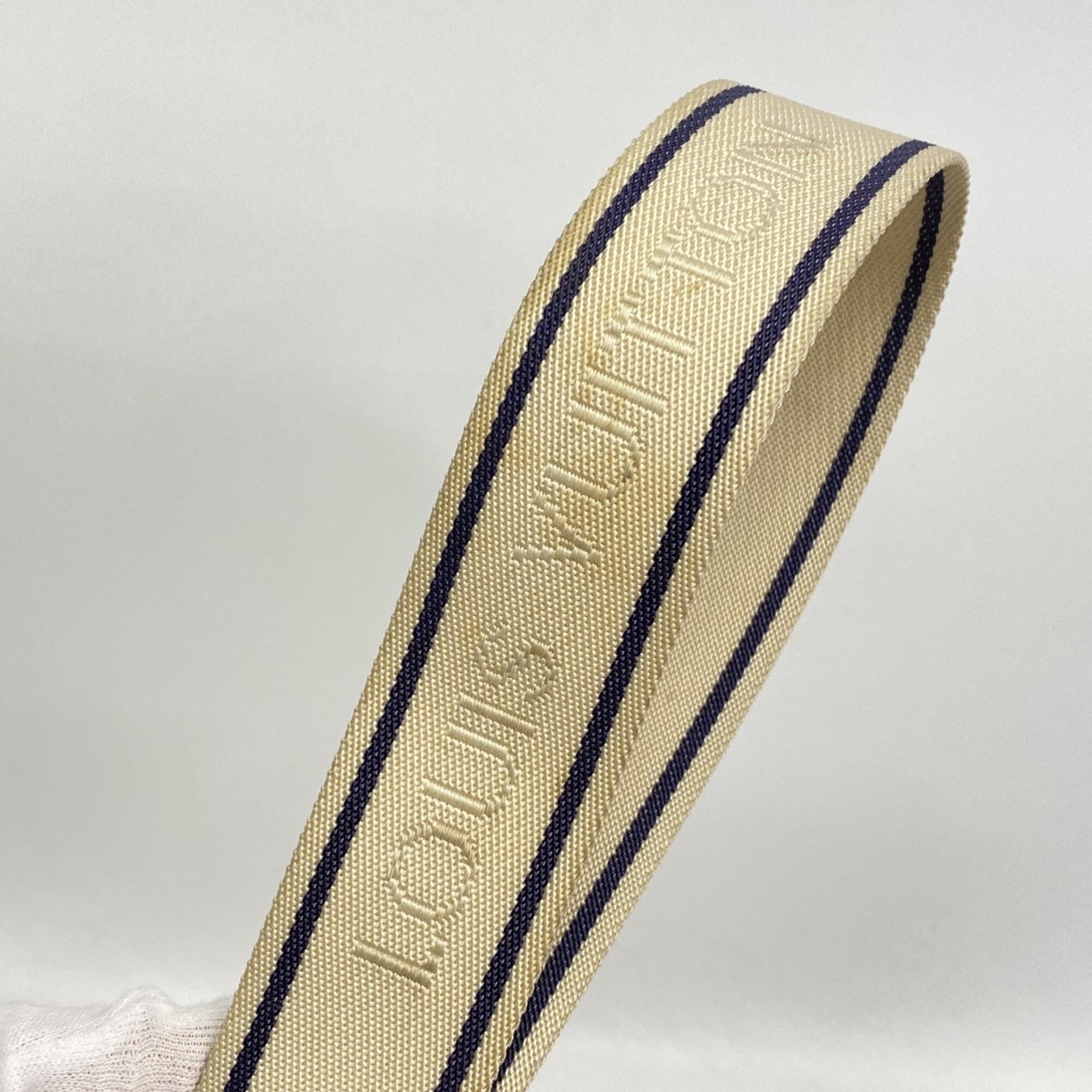 Louis Vuitton White Shoulder Bag (Pre-Owned)