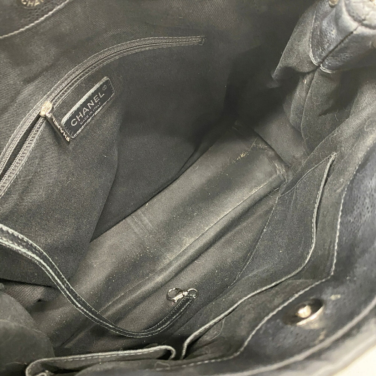 Chanel Black Grained Calfskin Shoulder Bag (Pre-Owned)