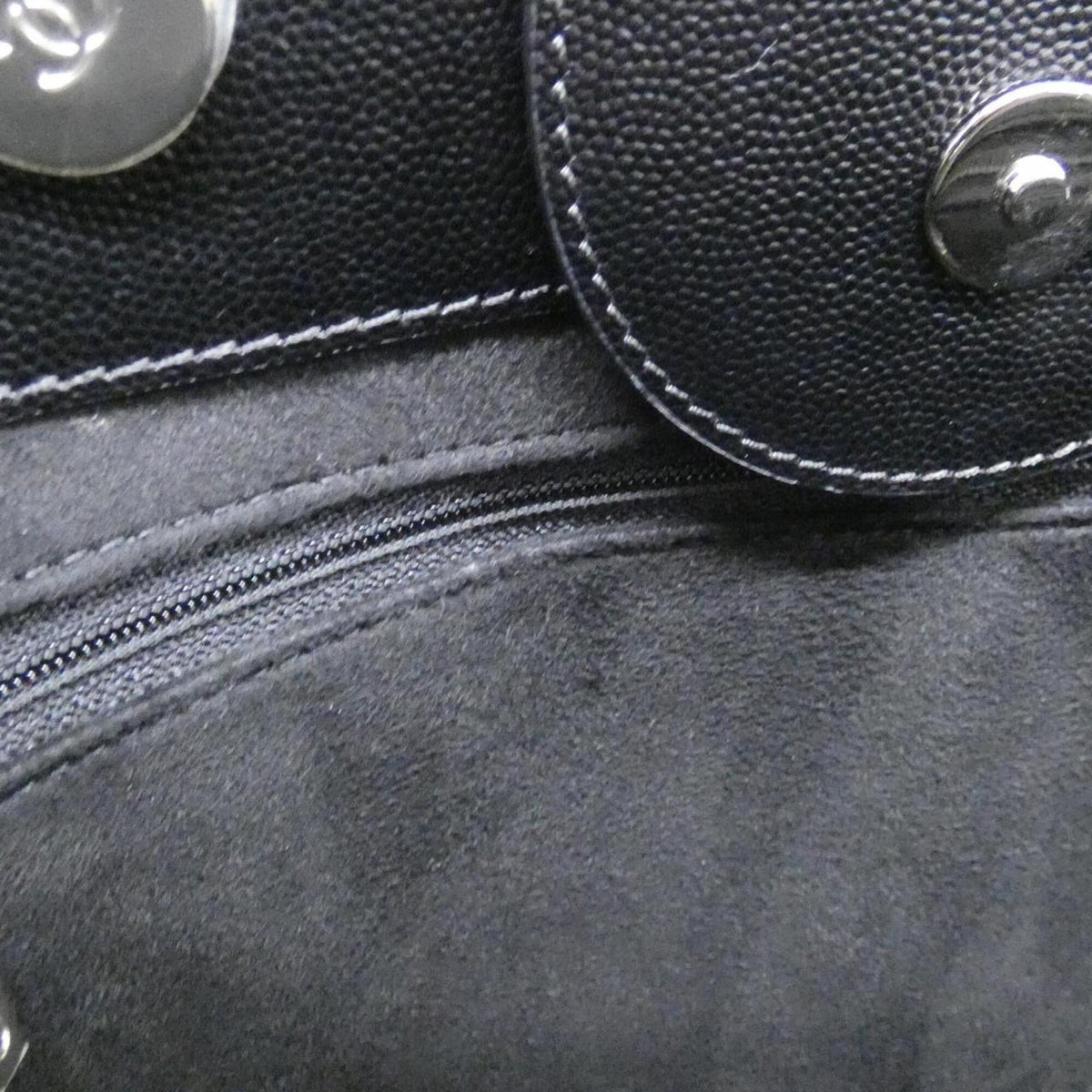 Chanel Black Grained Calfskin Handbag (Pre-Owned)