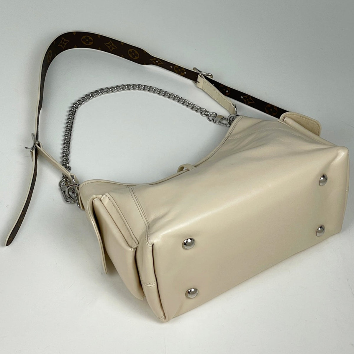 Louis Vuitton Leather Shoulder Bag (Pre-Owned)