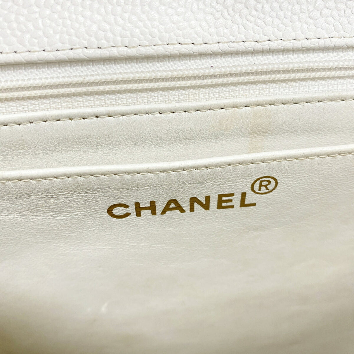 Chanel White Grained Calfskin Shoulder Bag (Pre-Owned)