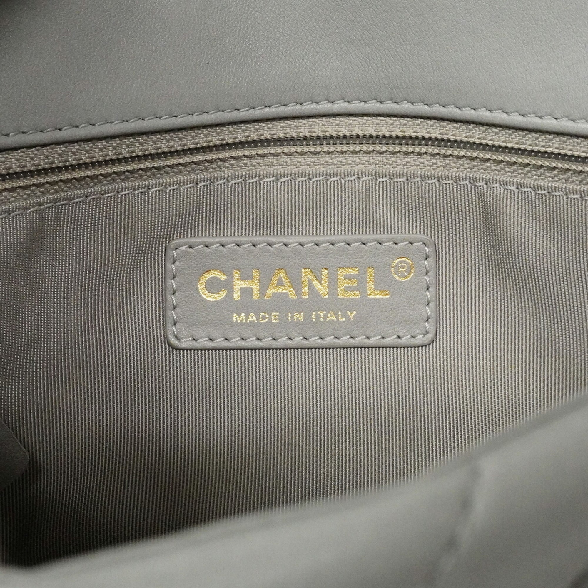 Chanel Gray Leather Shoulder Bag (Pre-Owned)