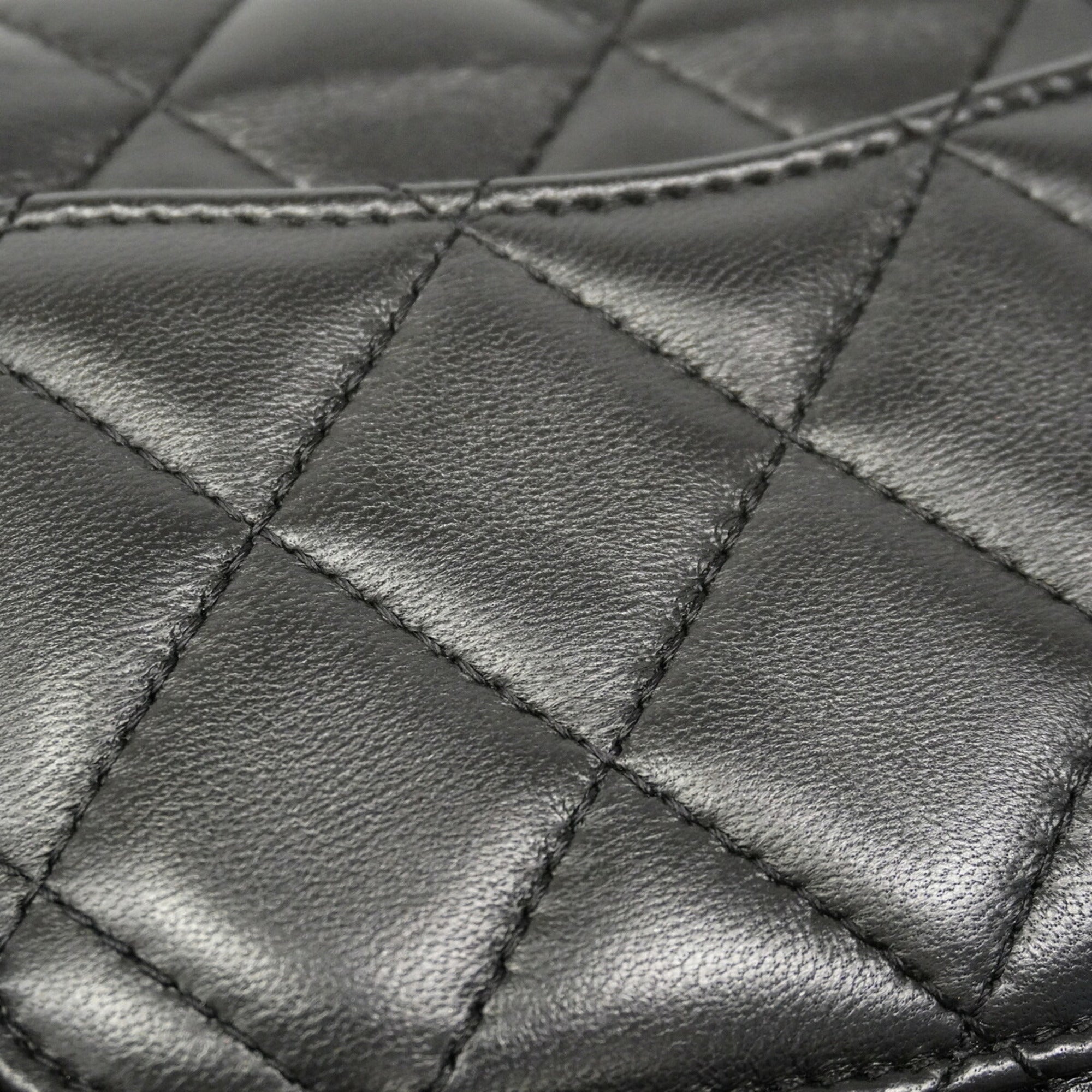 Chanel Black Leather Shoulder Bag (Pre-Owned)