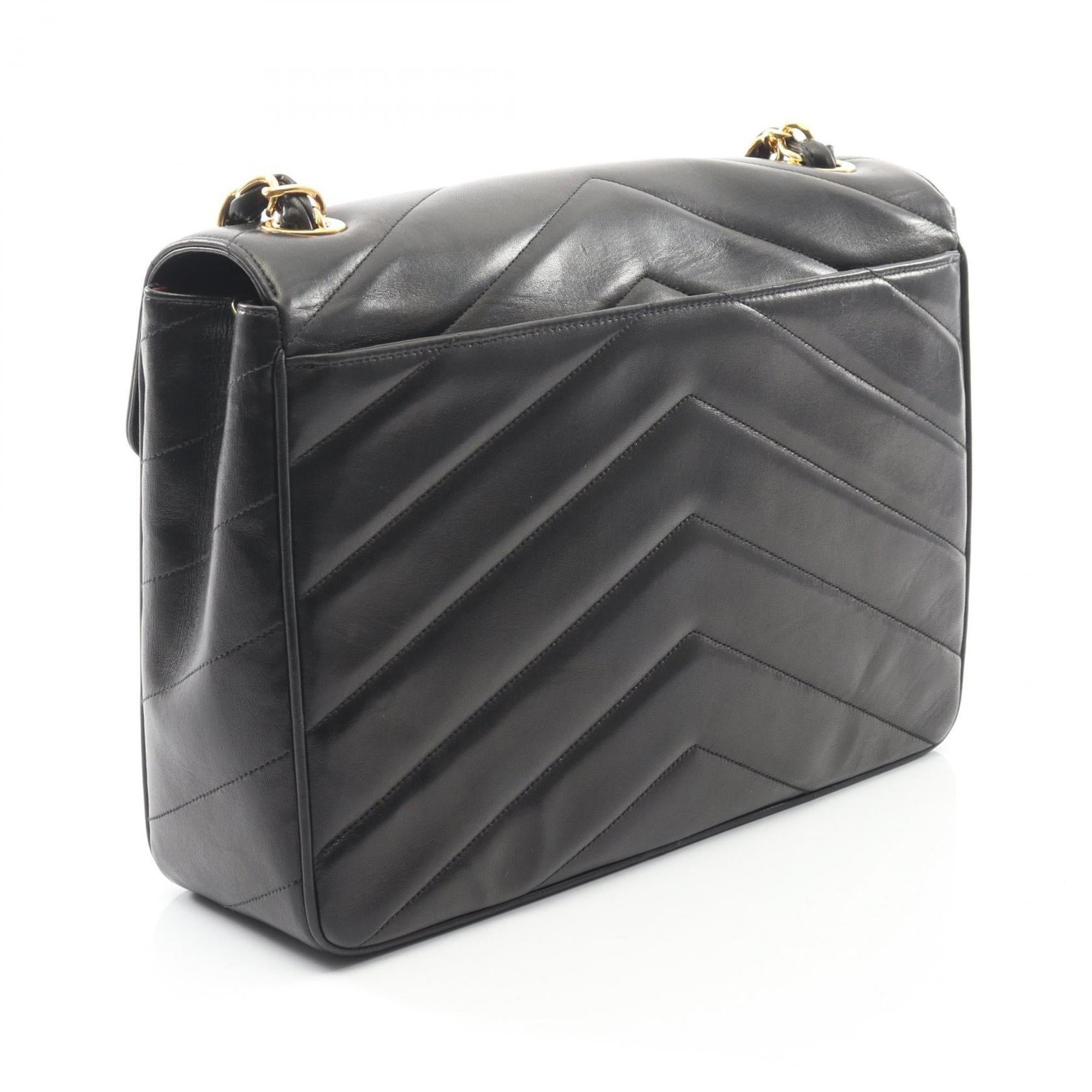 Chanel Black Leather Shoulder Bag (Pre-Owned)