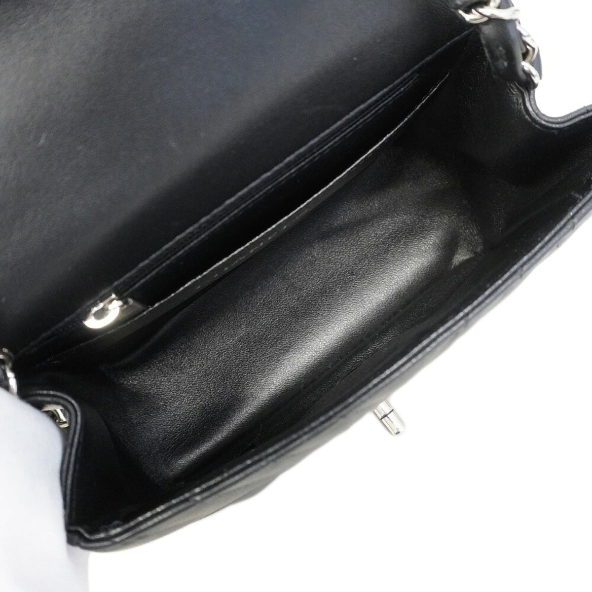 Chanel Black Leather Shoulder Bag (Pre-Owned)