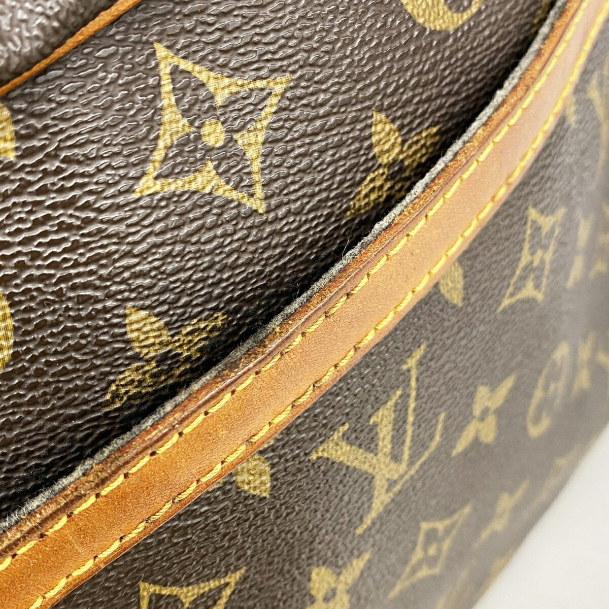 Louis Vuitton Brown Shoulder Bag (Pre-Owned)