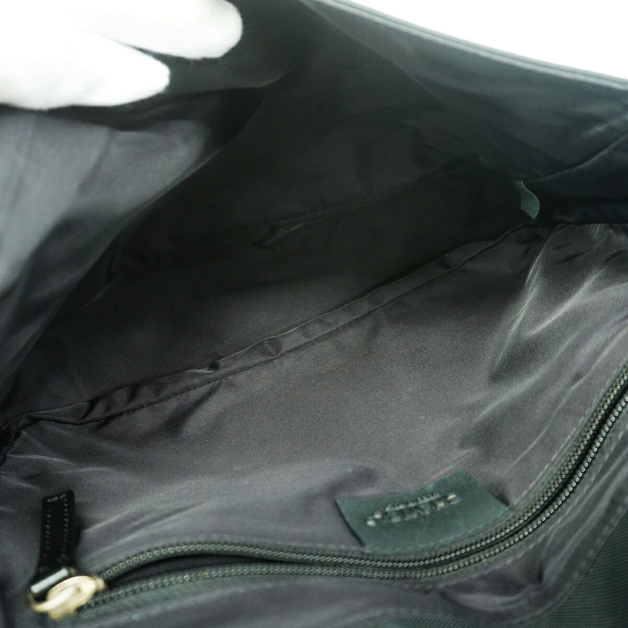 Chanel Black Leather Felt Handbag (Pre-Owned)