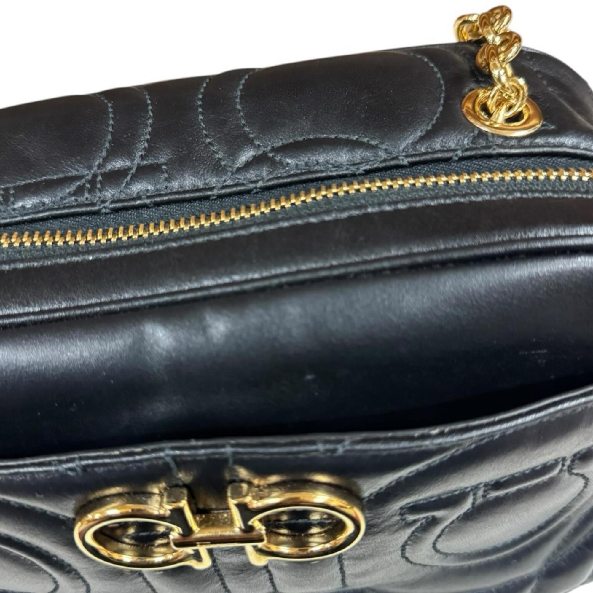 Salvatore Ferragamo Black Leather Shoulder Bag (Pre-Owned)