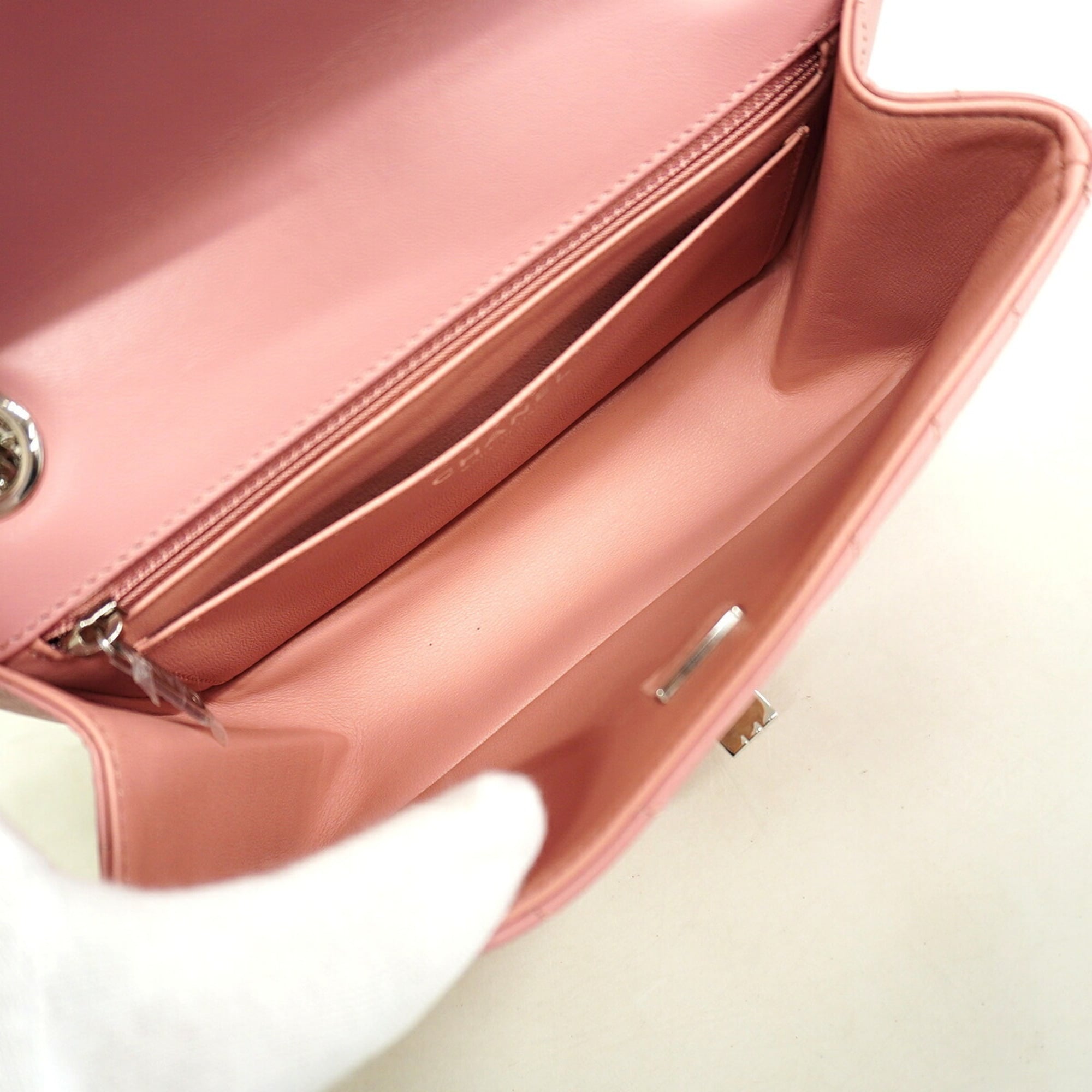 Chanel Pink Leather Shoulder Bag (Pre-Owned)