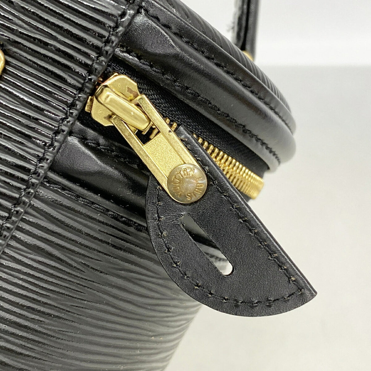 Louis Vuitton Noir Handbag (Pre-Owned)