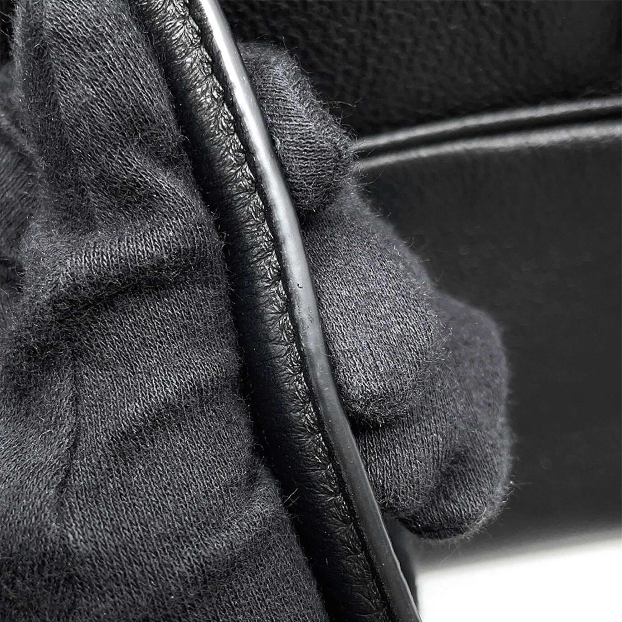 Balenciaga Black Leather Shoulder Bag (Pre-Owned)