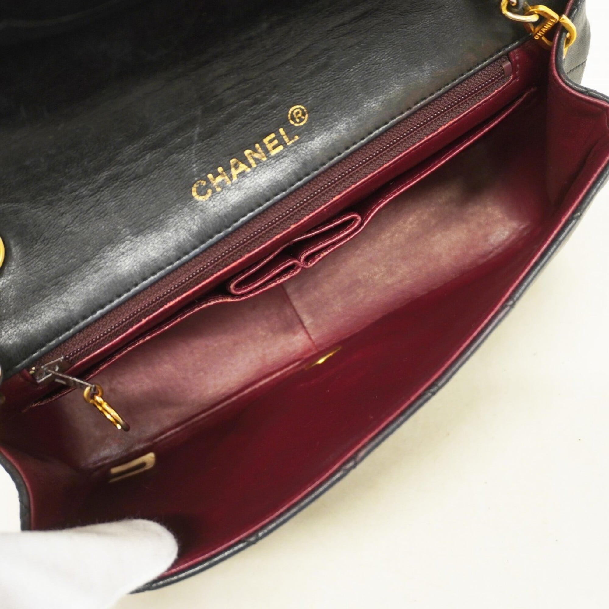 Chanel Black Leather Shoulder Bag (Pre-Owned)
