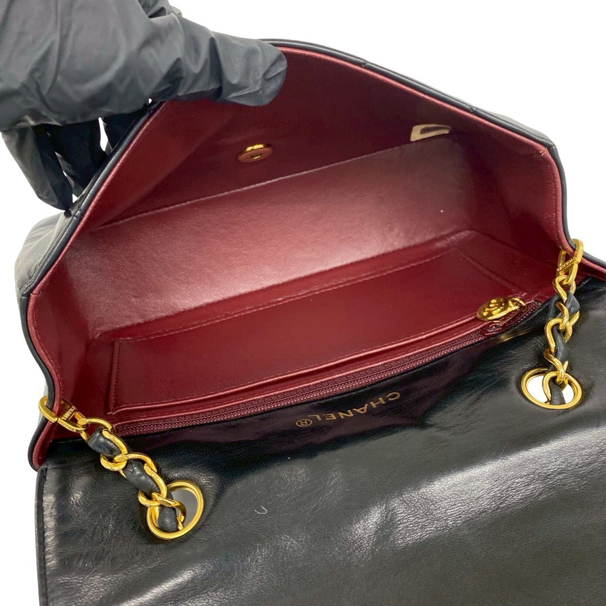 Chanel Black Leather Shoulder Bag (Pre-Owned)