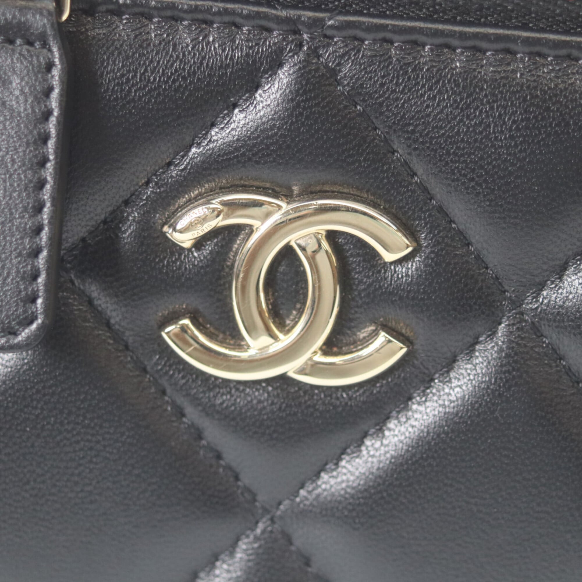 Chanel Black Leather Shoulder Bag (Pre-Owned)
