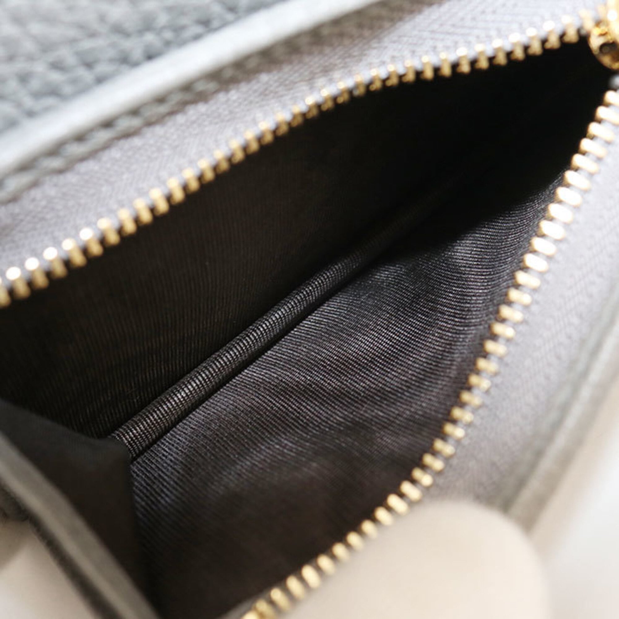 Gucci Gray Leather Wallet (Bi-Fold) (Pre-Owned)