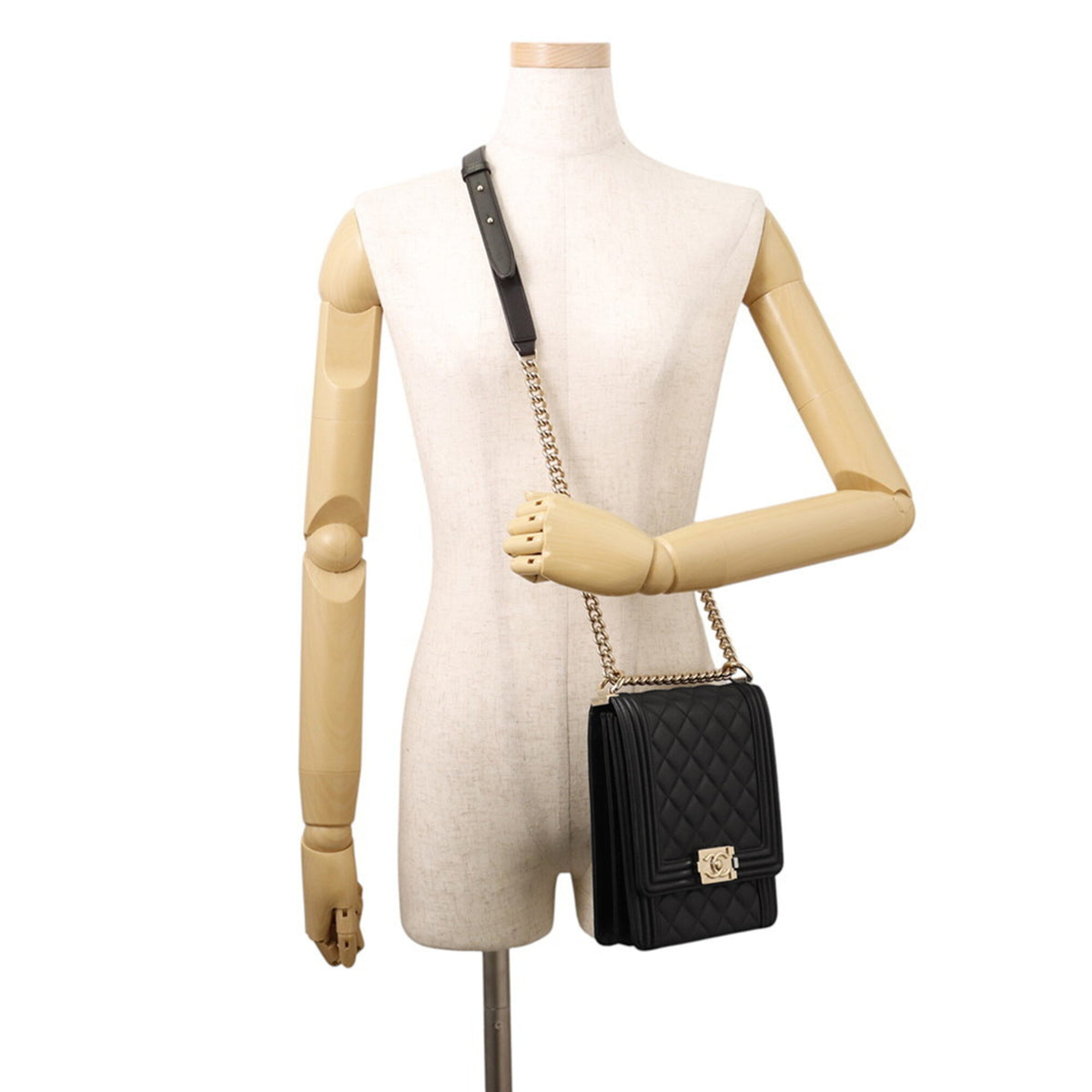 Chanel Boy Chanel Black Leather Handbag Shoulder Bag (Pre-Owned)