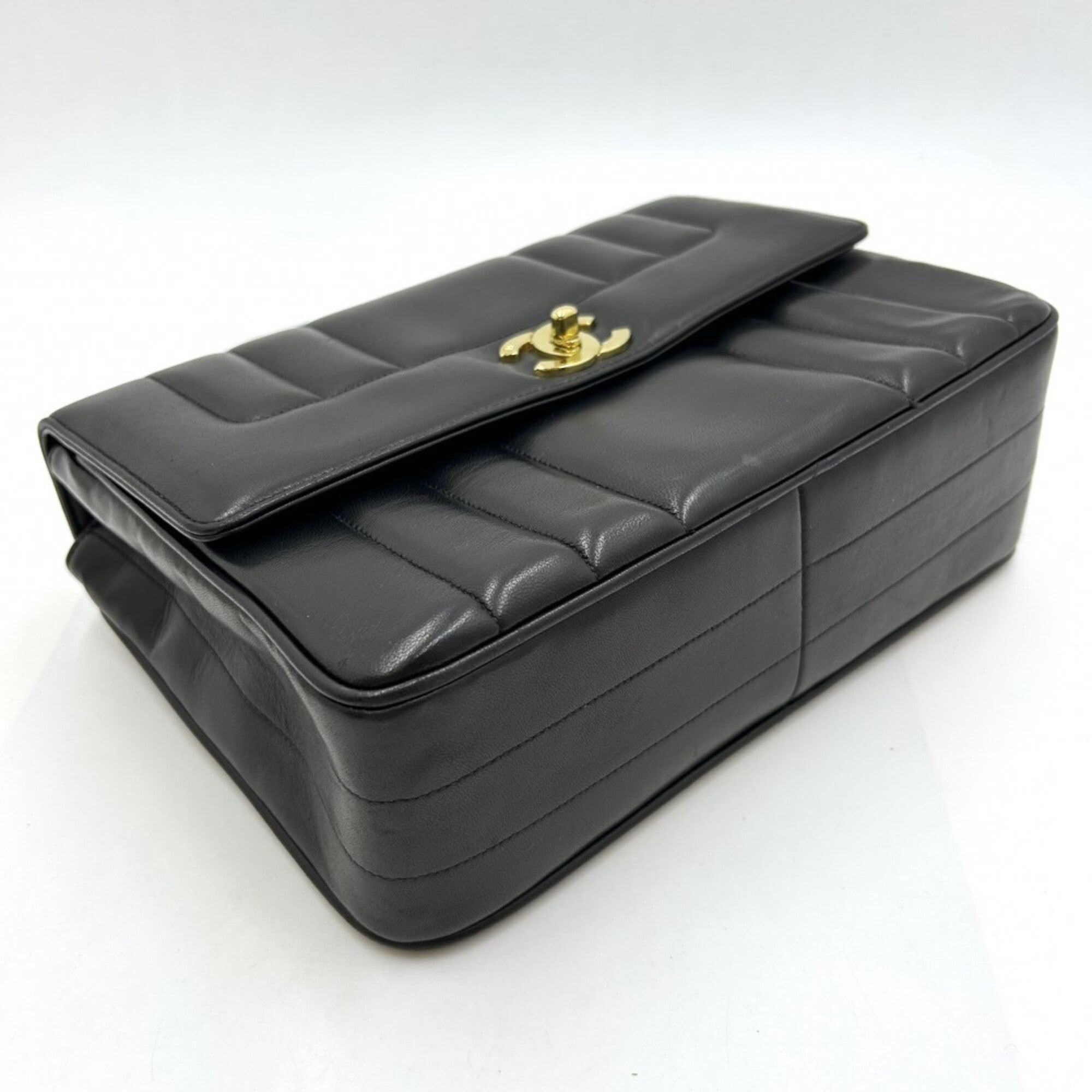 Chanel Black Leather Handbag (Pre-Owned)