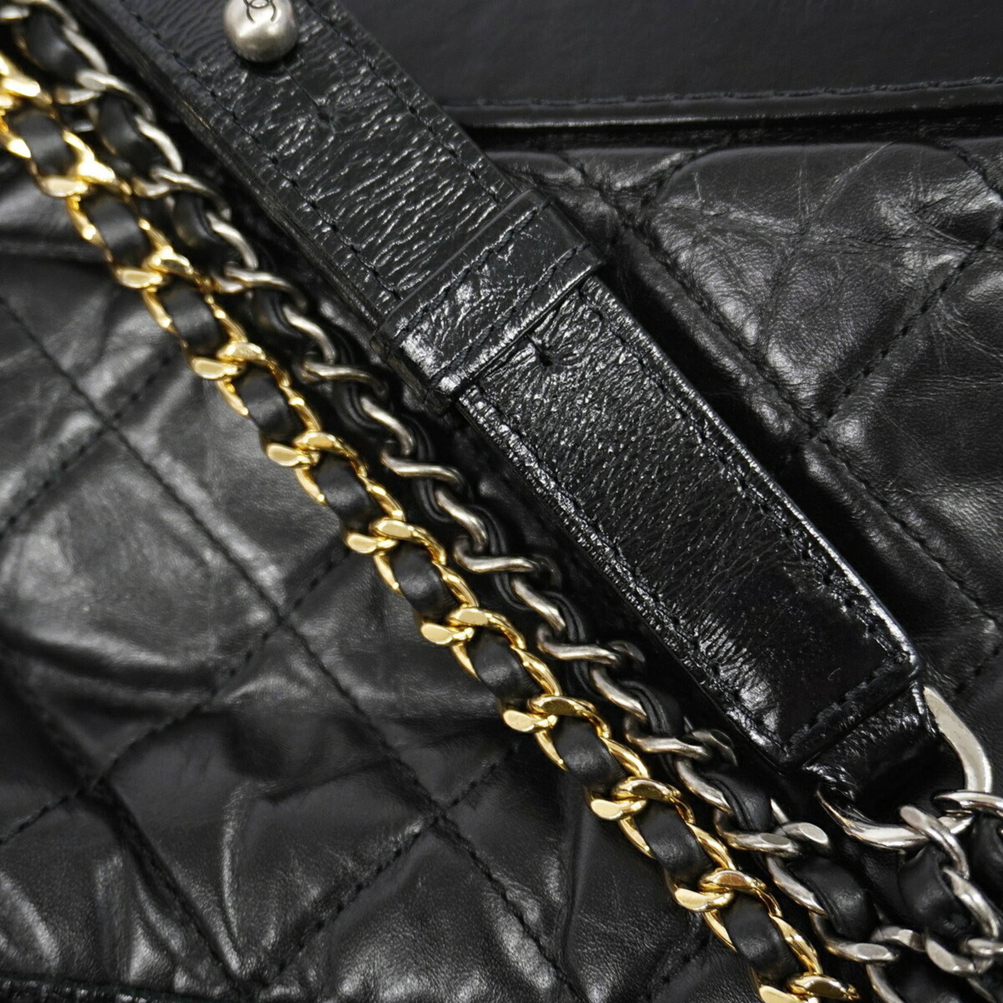 Chanel Black Leather Shoulder Bag (Pre-Owned)