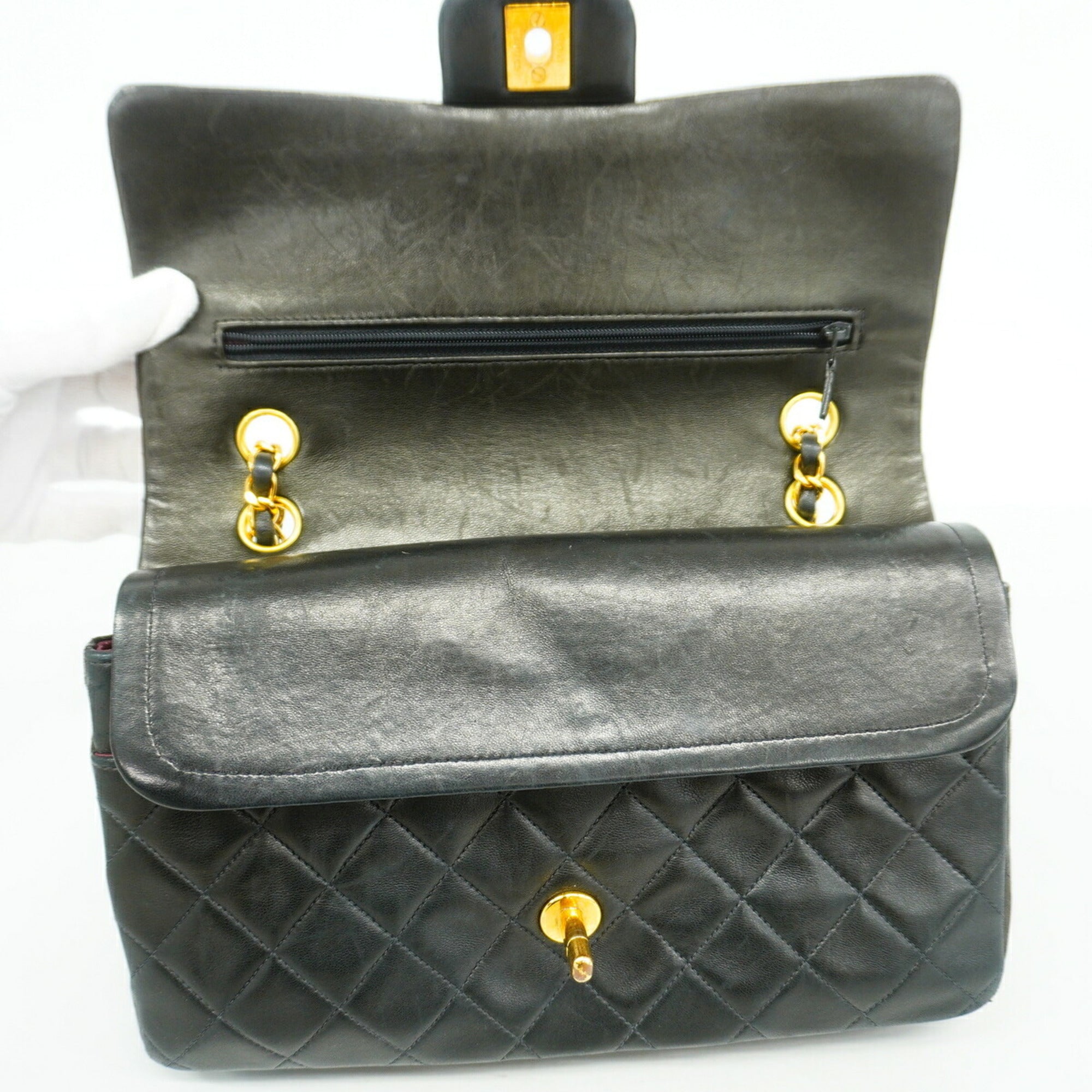 Chanel Black Leather Shoulder Bag (Pre-Owned)