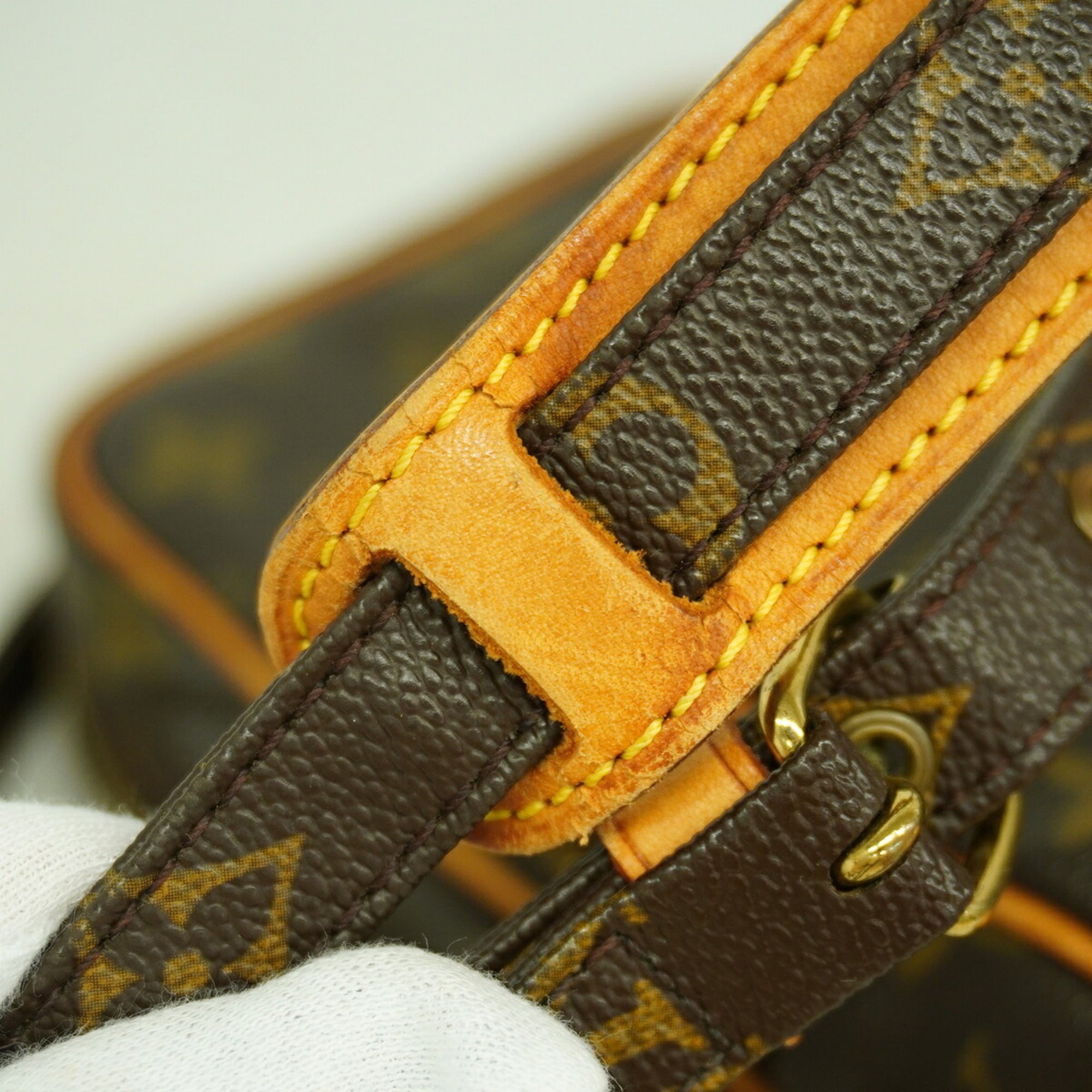 Louis Vuitton Brown Shoulder Bag (Pre-Owned)