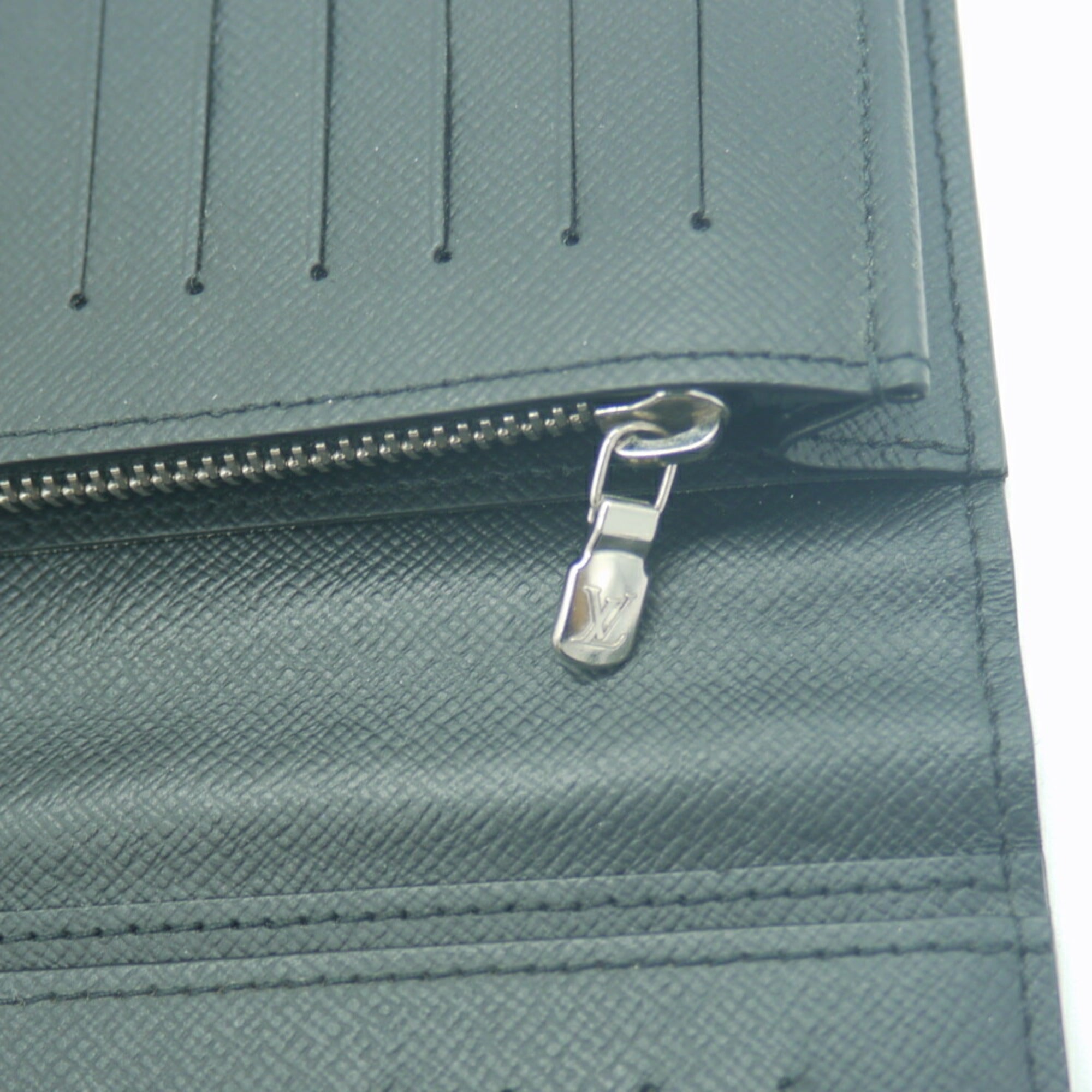 Louis Vuitton Noir Taiga Leather Long Wallet (Bi-Fold) (Pre-Owned)